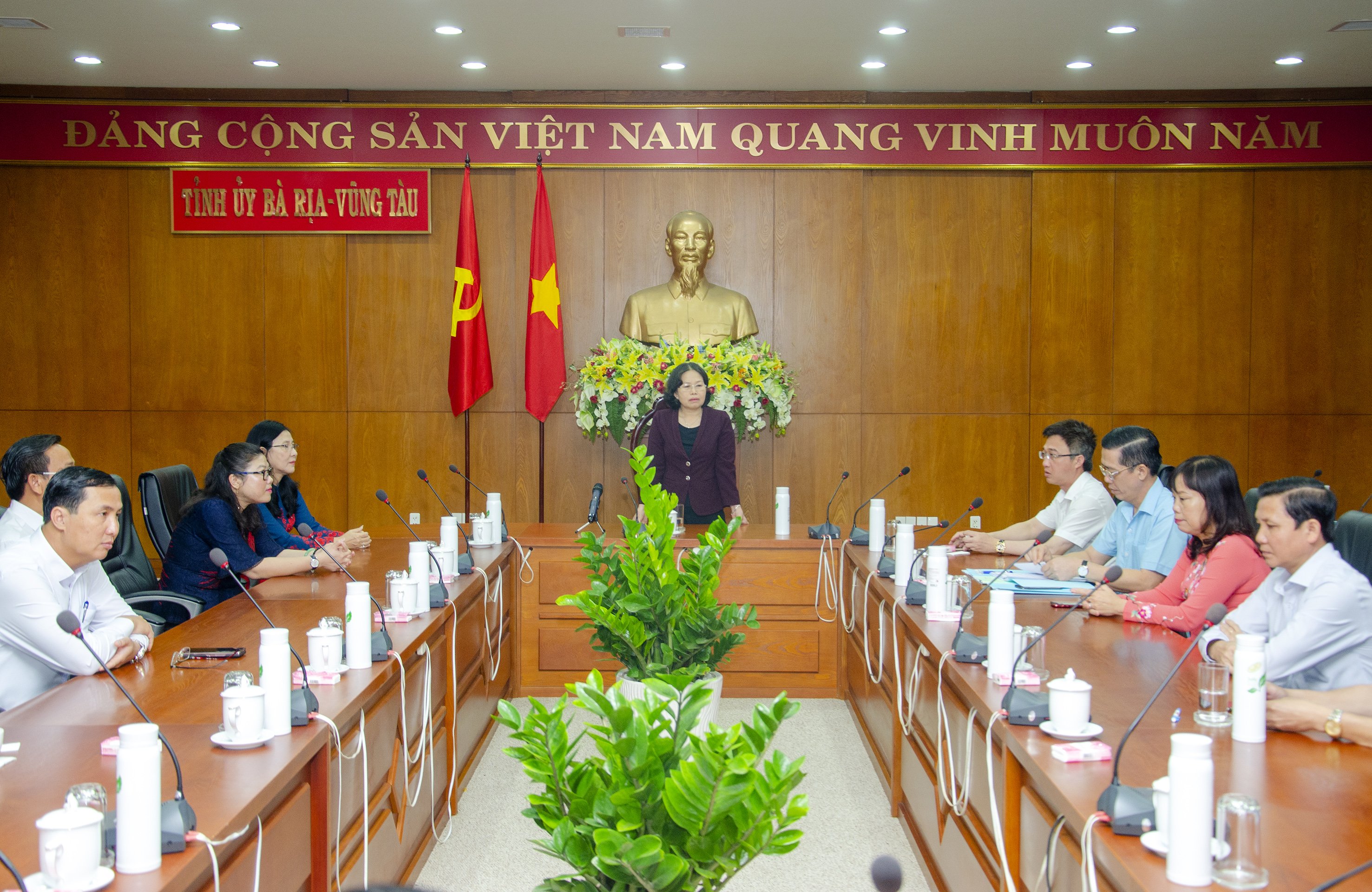 bà Nguyễn Thị Yến, Phó Bí thư Thường trực Tỉnh ủy, Trưởng Đoàn ĐBQH tỉnh chủ trì buổi gặp gỡ 
