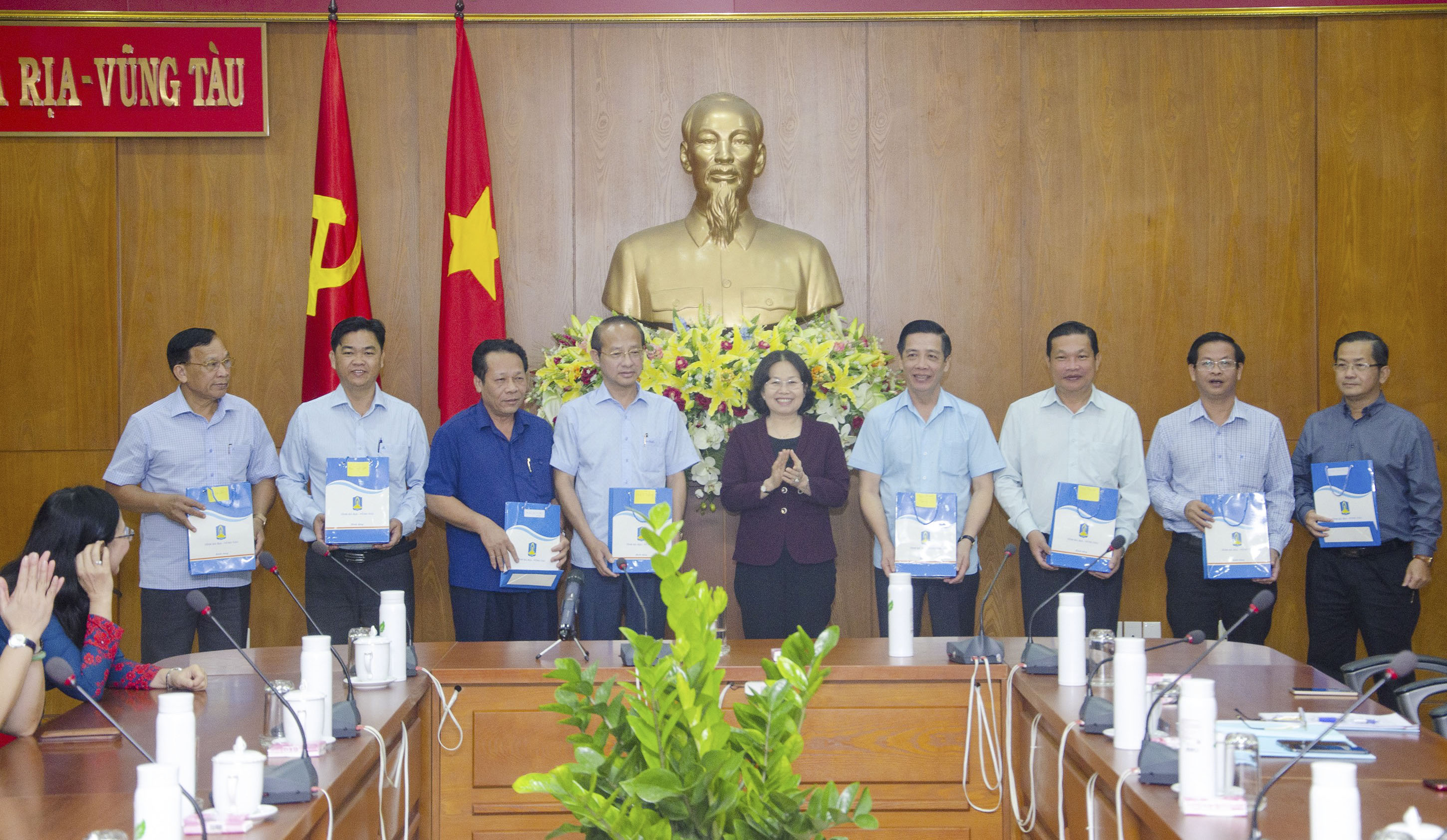 Bà Nguyễn Thị Yến, Phó Bí thư Thường trực Tỉnh ủy, Trưởng Đoàn ĐBQH tỉnh tặng quà Tết cho đại diện lãnh đạo các cơ quan, đơn vị.