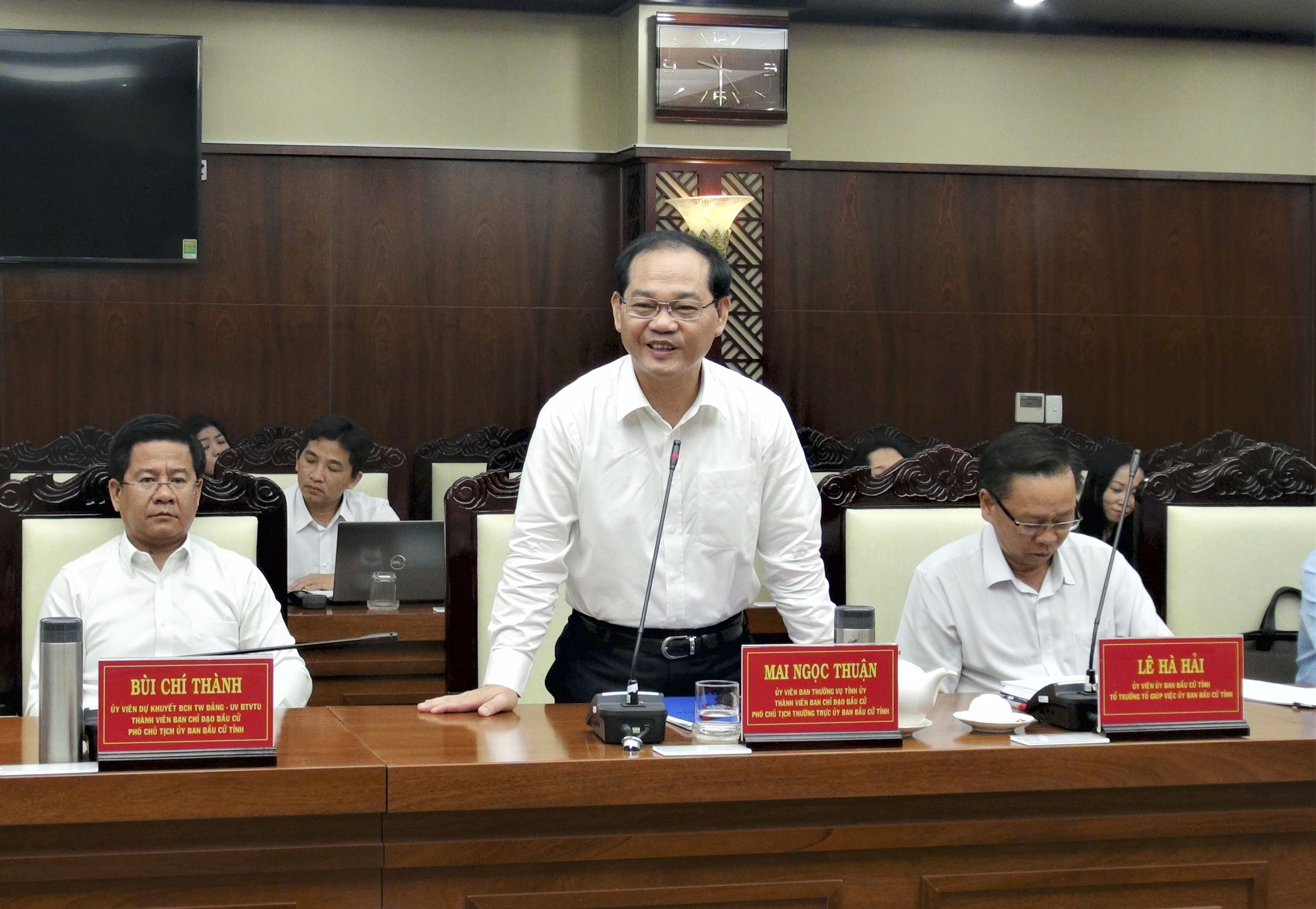 Ông Mai Ngọc Thuận, Ủy viên Ban Thường vụ Tỉnh ủy, Phó Chủ tịch HĐND tỉnh phát biểu tại phiên họp.