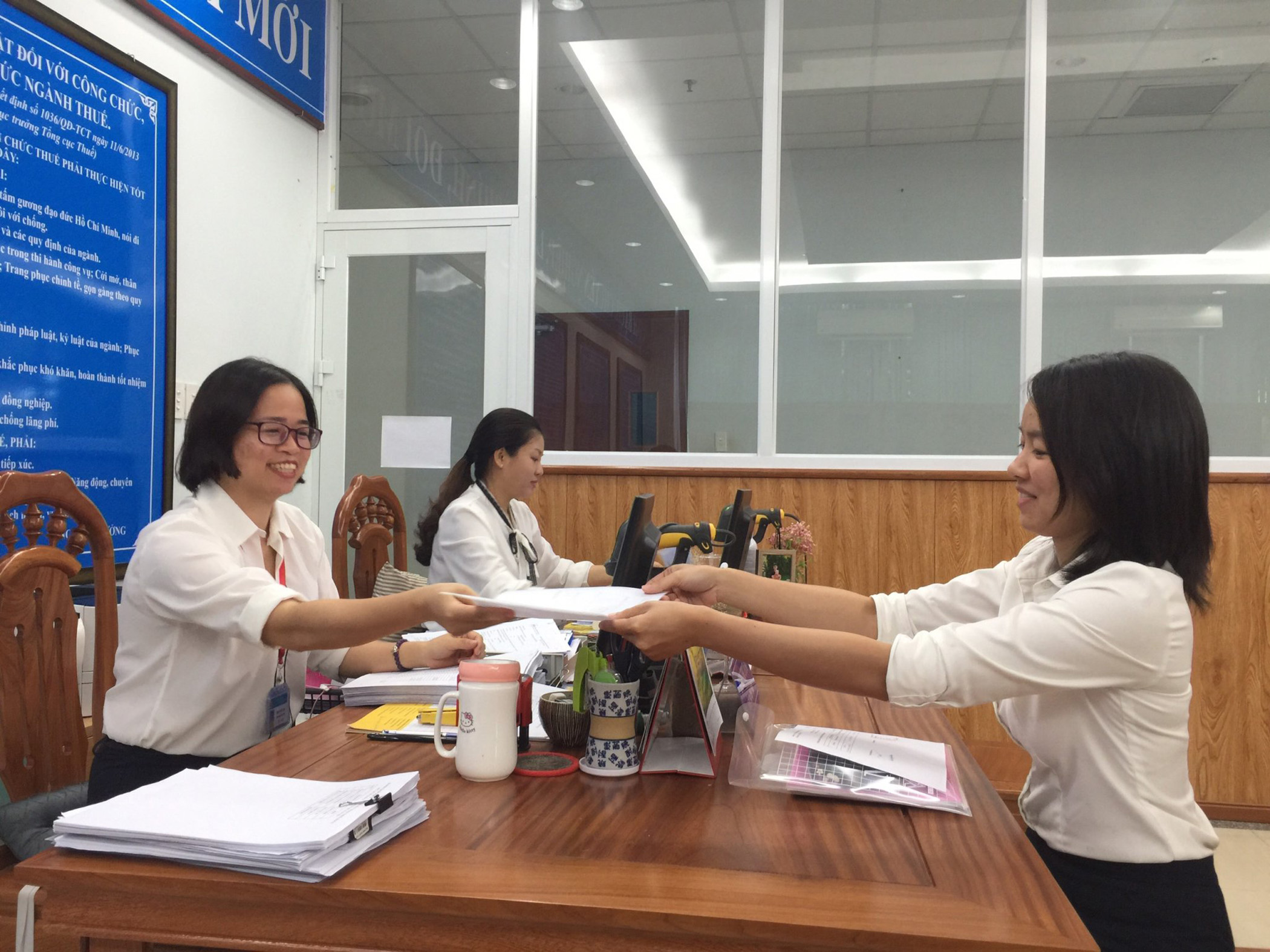 Năm 2021, Cục Thuế phấn đấu đạt số thu 48.305 tỷ đồng. Trong ảnh: Khách hàng làm thủ tục nộp thuế tại Bộ phận một cửa Cục Thuế tỉnh.