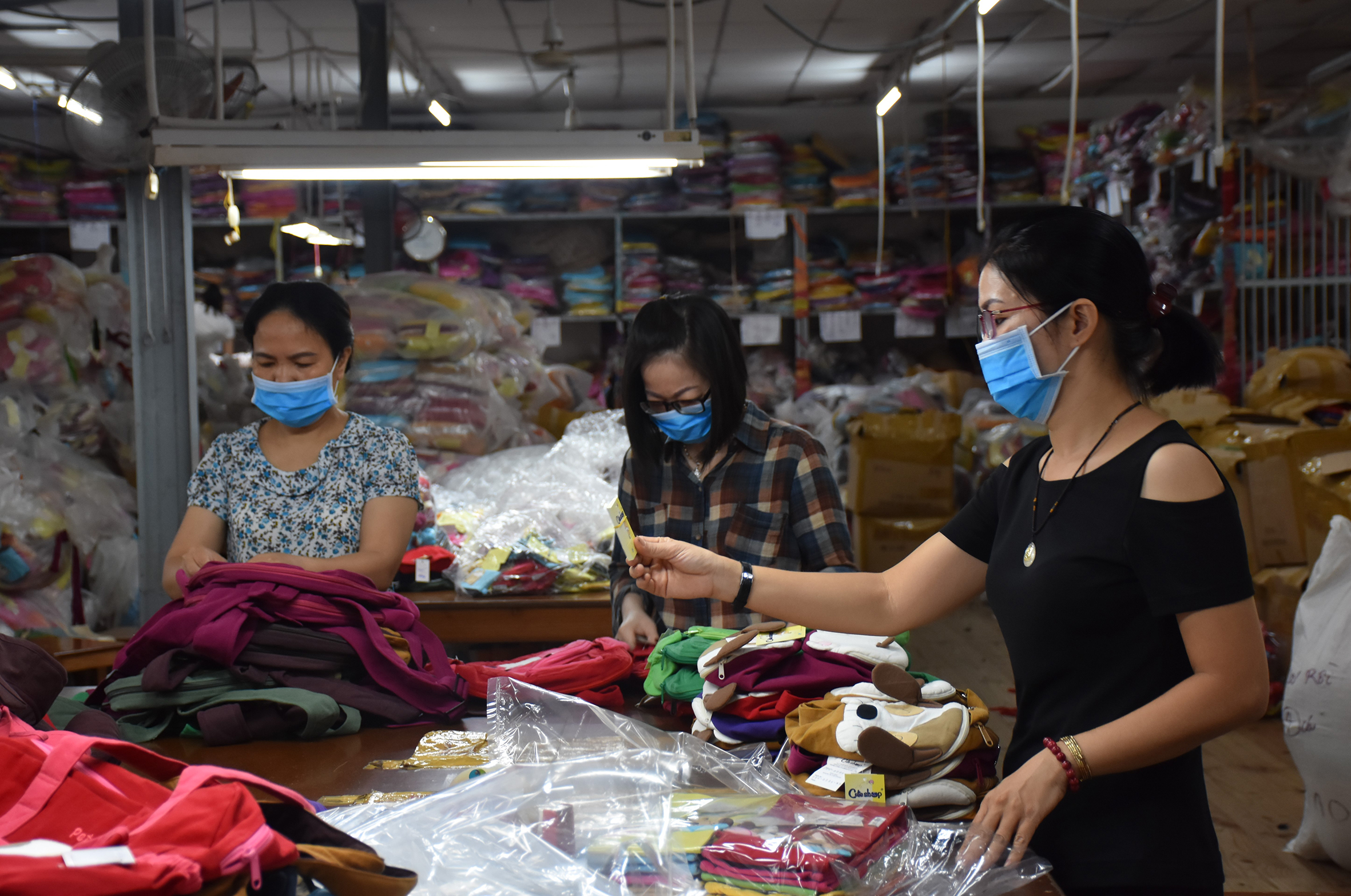 Mức thưởng Tết năm nay thấp hơn so với năm ngoái do ảnh hưởng của dịch COVID-19. Trong ảnh: Người lao động Công ty TNHH May Thăng Long (TP.Vũng Tàu) trong giờ sản xuất.