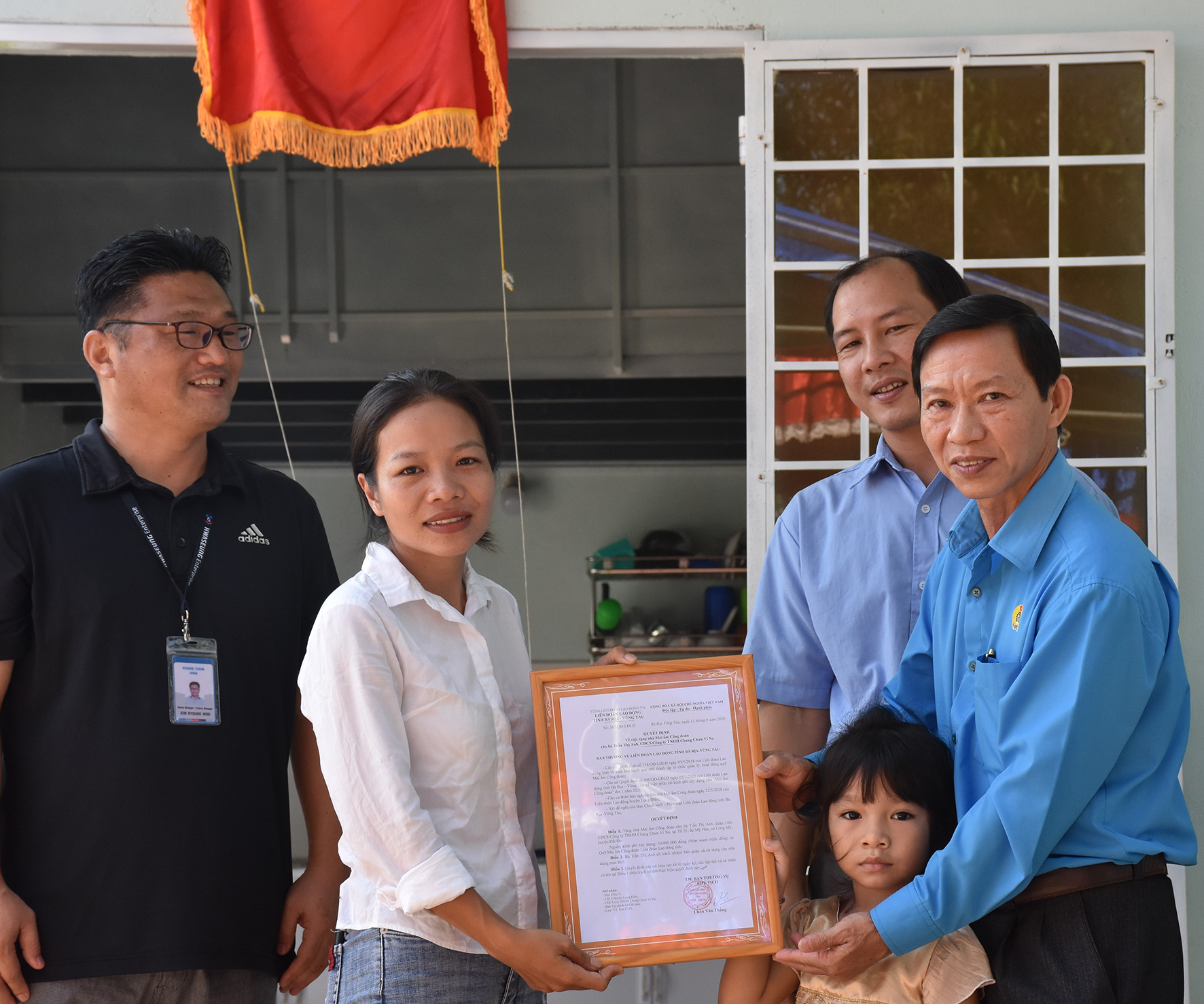 Các cấp công đoàn đều nỗ lực chăm lo cho đoàn viên, CNVCLĐ. Trong ảnh: Đại diện LĐLĐ tỉnh trao quyết định bàn giao nhà cho đoàn viên Công ty TNHH Changchun Vina (huyện Long Điền).