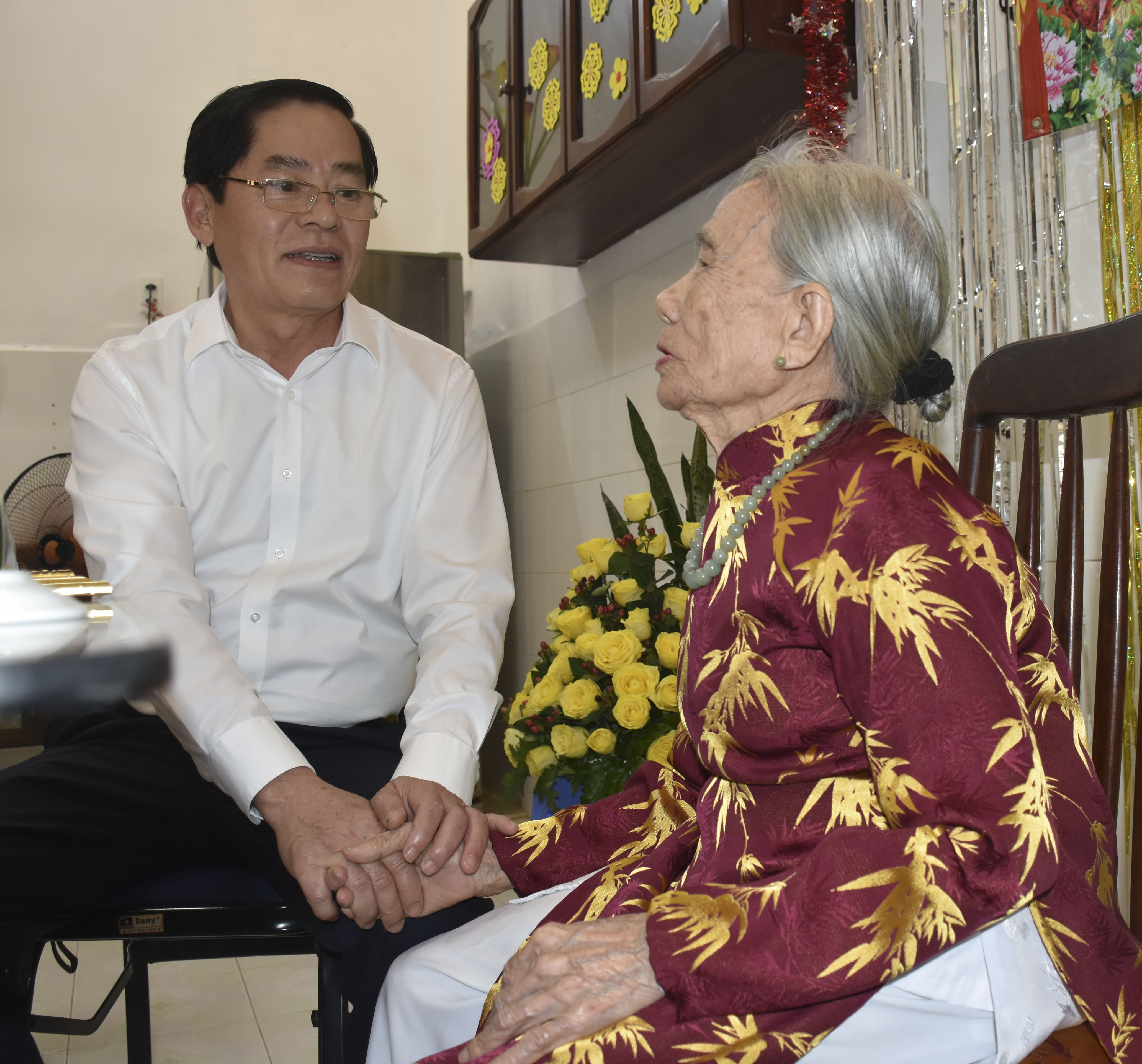 Ông Phạm Viết Thanh, Ủy viên Trung ương Đảng, Bí thư Tỉnh ủy thăm, chúc thọ cụ Nguyễn Thị Nhẫn (phường Phước Nguyên, TP. Bà Rịa).