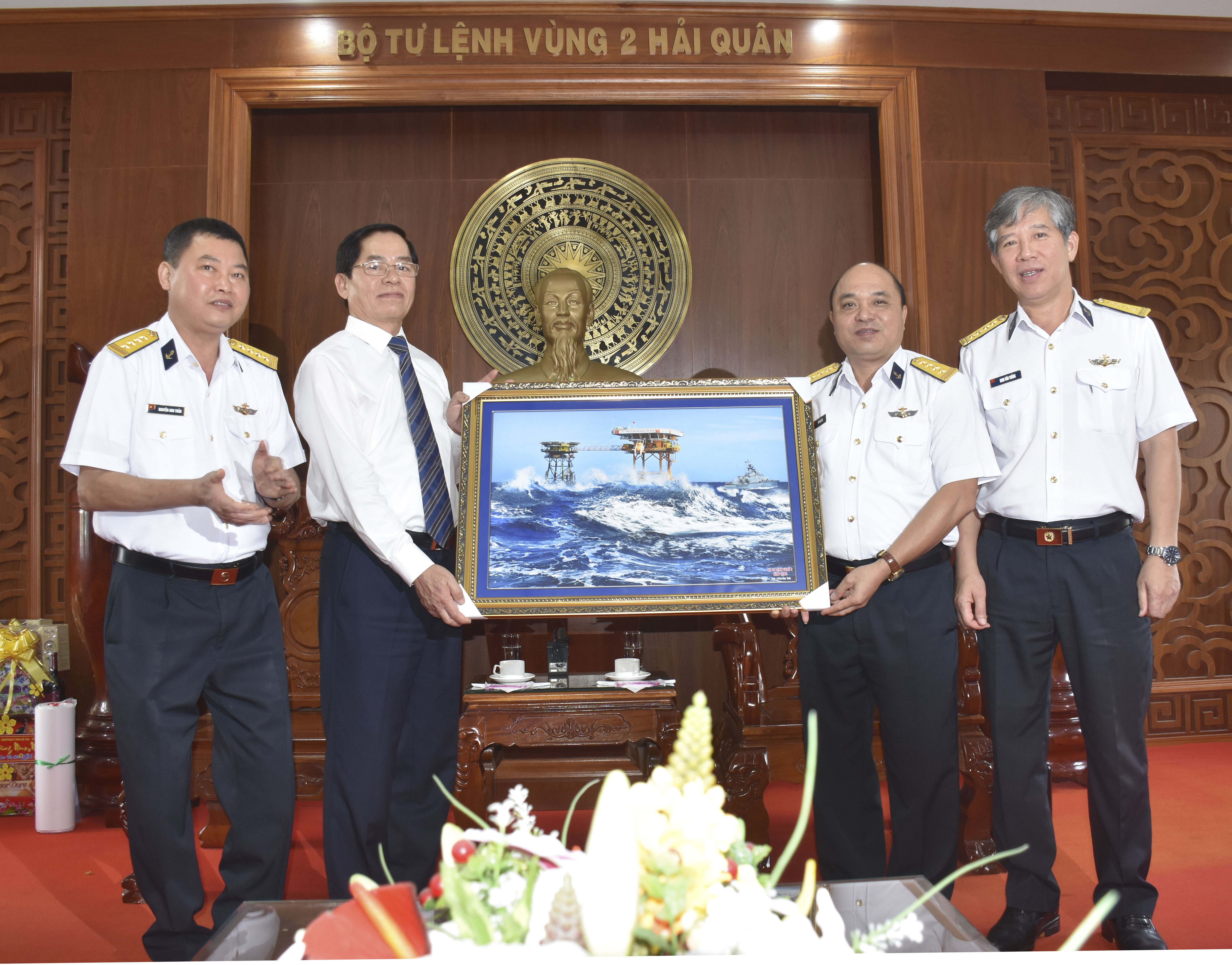 Đại diện lãnh đạo Bộ Tư lệnh Vùng 2 Hải quân tặng quà lưu niệm cho ông Phạm Viết Thanh, Ủy viên Trung ương Đảng, Bí thư Tỉnh ủy.