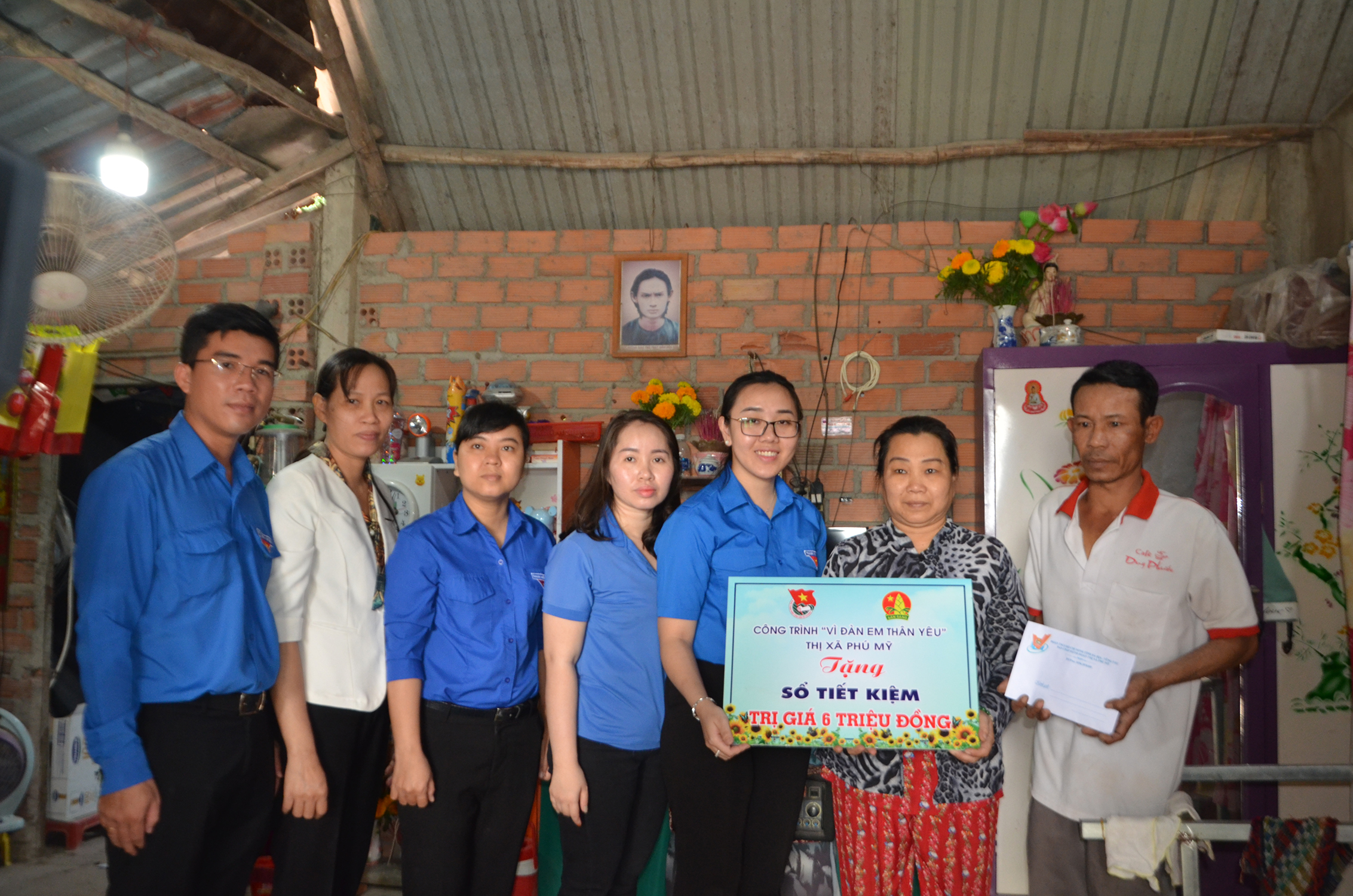 Đại diện Thị Đoàn, Hội đồng Đội TX. Phú Mỹ trao sổ tiết kiệm cho gia đình em Nguyễn Hoàng Phúc.