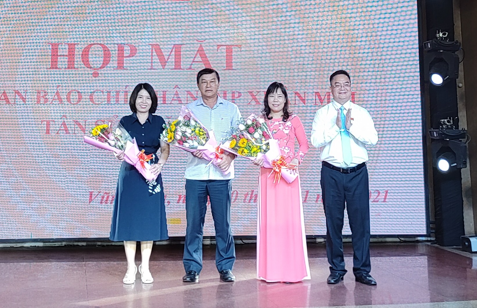 Ông Hoàng Vũ Thảnh, Quyền Chủ tịch UBND TP. Vũng Tàu tặng hoa cảm ơn Hội Nhà báo tỉnh, Báo Bà Rịa-Vũng Tàu và Đài PT-TH tỉnh.