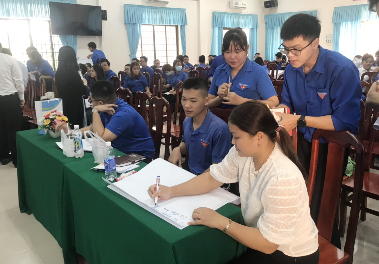 ĐVTN lớp tập huấn chia nhóm thực hiện chuyên đề “Nâng cao năng lực phát triển cộng đồng” ngày 18/1 tại TP. Bà Rịa.