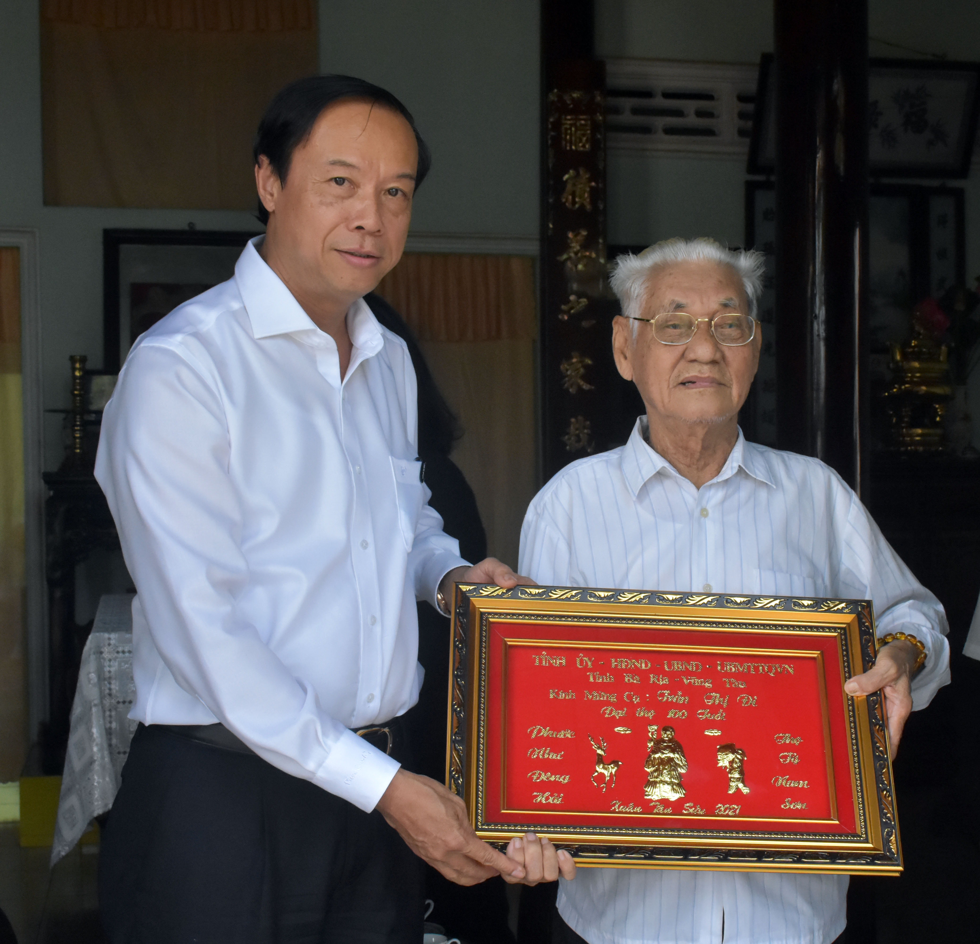Ông Nguyễn Văn Thọ, Chủ tịch UBND tỉnh chúc thọ cụ Vương Quang Ngọc (khu phố Hải An, thị trấn Phước Hải, huyện Đất Đỏ).