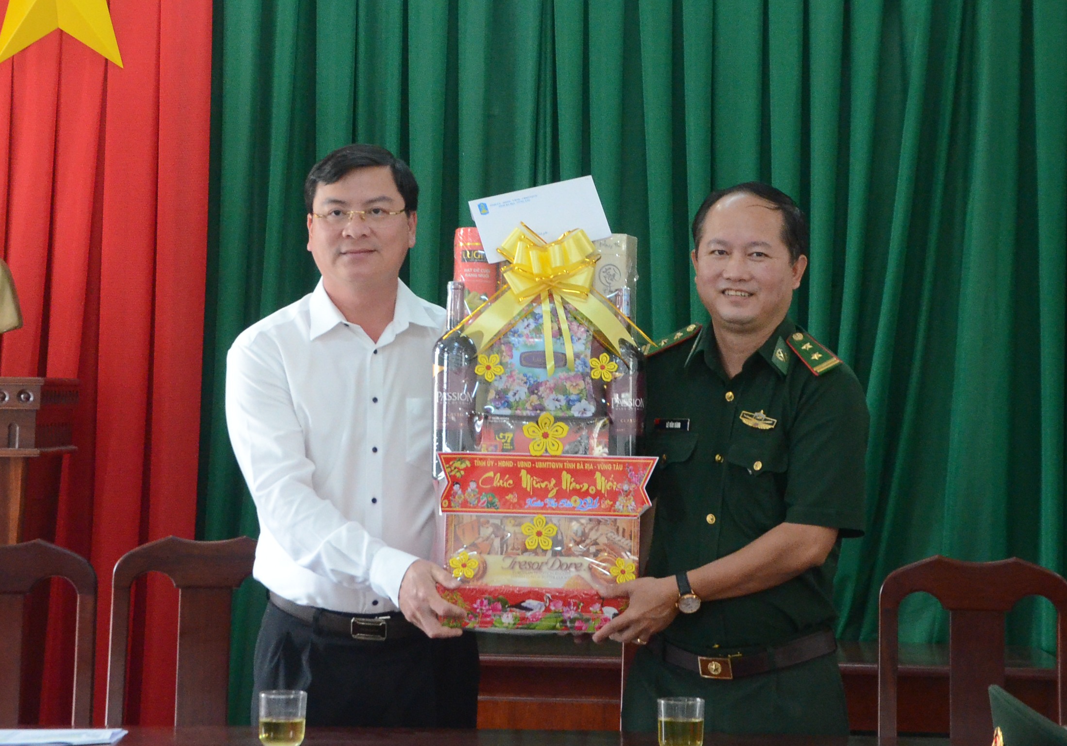 Ông Nguyễn Công Vinh, Phó Chủ tịch UBND tỉnh thăm, chúc Tết Đồn Biên phòng 526 Long Sơn (TP. Vũng Tàu).