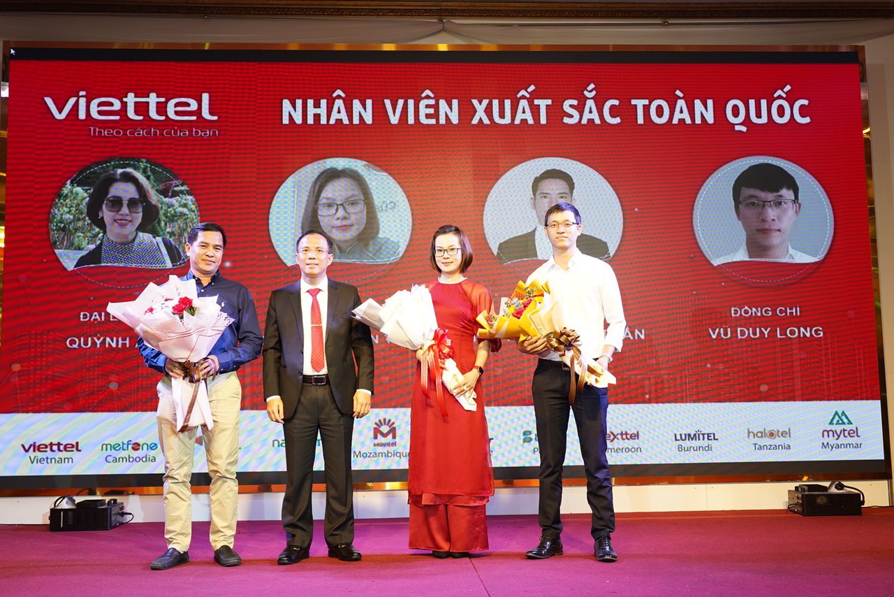Ông Hoàng Văn Khiêm, Giám đốc Viettel BR-VT trao thưởng cho “Nhân viên xuất sắc toàn quốc”.