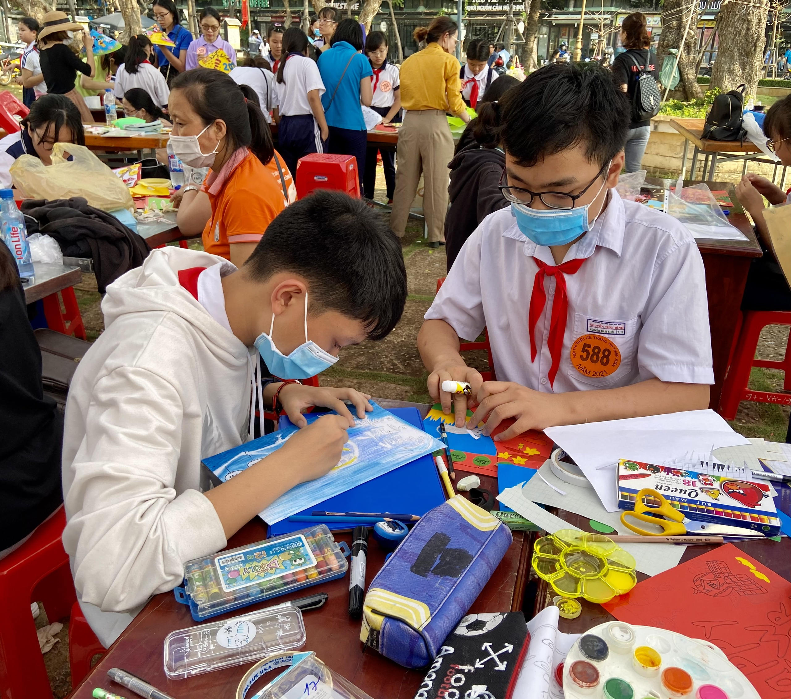 Thí sinh tham gia Hội thi thiết kế, trang trí thiệp Xuân năm 2021.