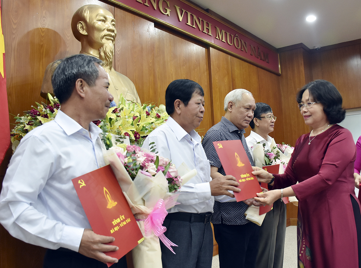 Bà Nguyễn Thị Yến, Phó Bí thư Thường trực Tỉnh ủy, Trưởng Đoàn ĐBQH tỉnh trao Quyết định nghỉ hưu cho 4 cán bộ lãnh đạo.