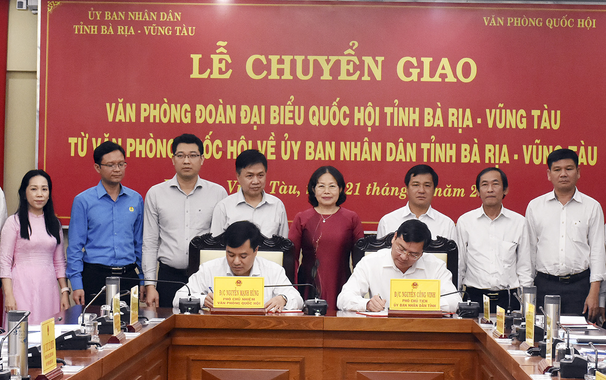 Bà Nguyễn Thị Yến, Phó Bi thư Thường trực Tỉnh ủy, Trưởng Đoàn ĐBQH tỉnh và các đại biểu chứng kiến Đại diện Văn phòng Quốc hội và UBND tỉnh ký biên bản chuyển giao công chức, người lao động từ Văn phòng Quốc hội đến Văn phòng Đoàn ĐBQH và HĐND tỉnh BR-VT.