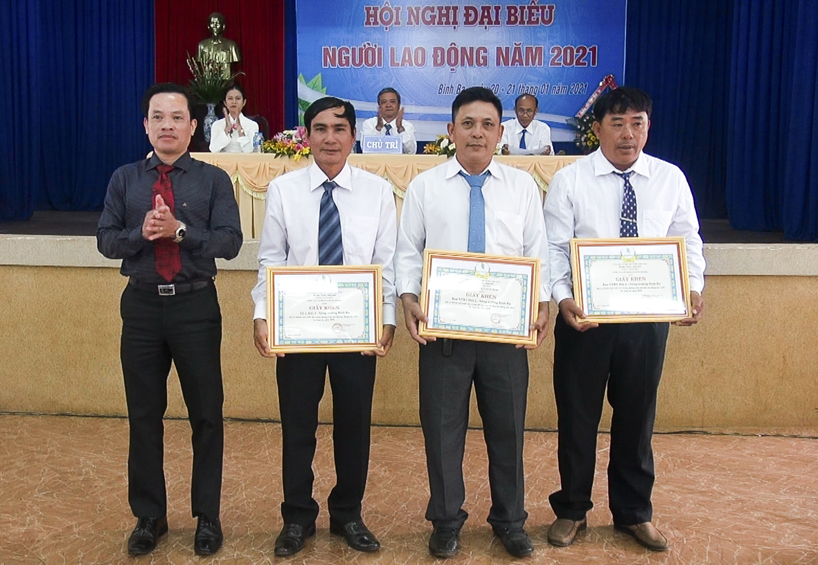 Ông Nguyễn Minh Đoan, Phó Tổng Giám đốc Công ty CP Cao su Bà Rịa khen thưởng các tập thể có thành tích xuất sắc trong năm 2020.