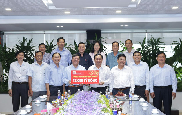 Sao Mai trao bảng tài trợ ủng hộ tỉnh An Giang trang trí đường hoa xuân và bắn pháo hoa đón giao thừa.
