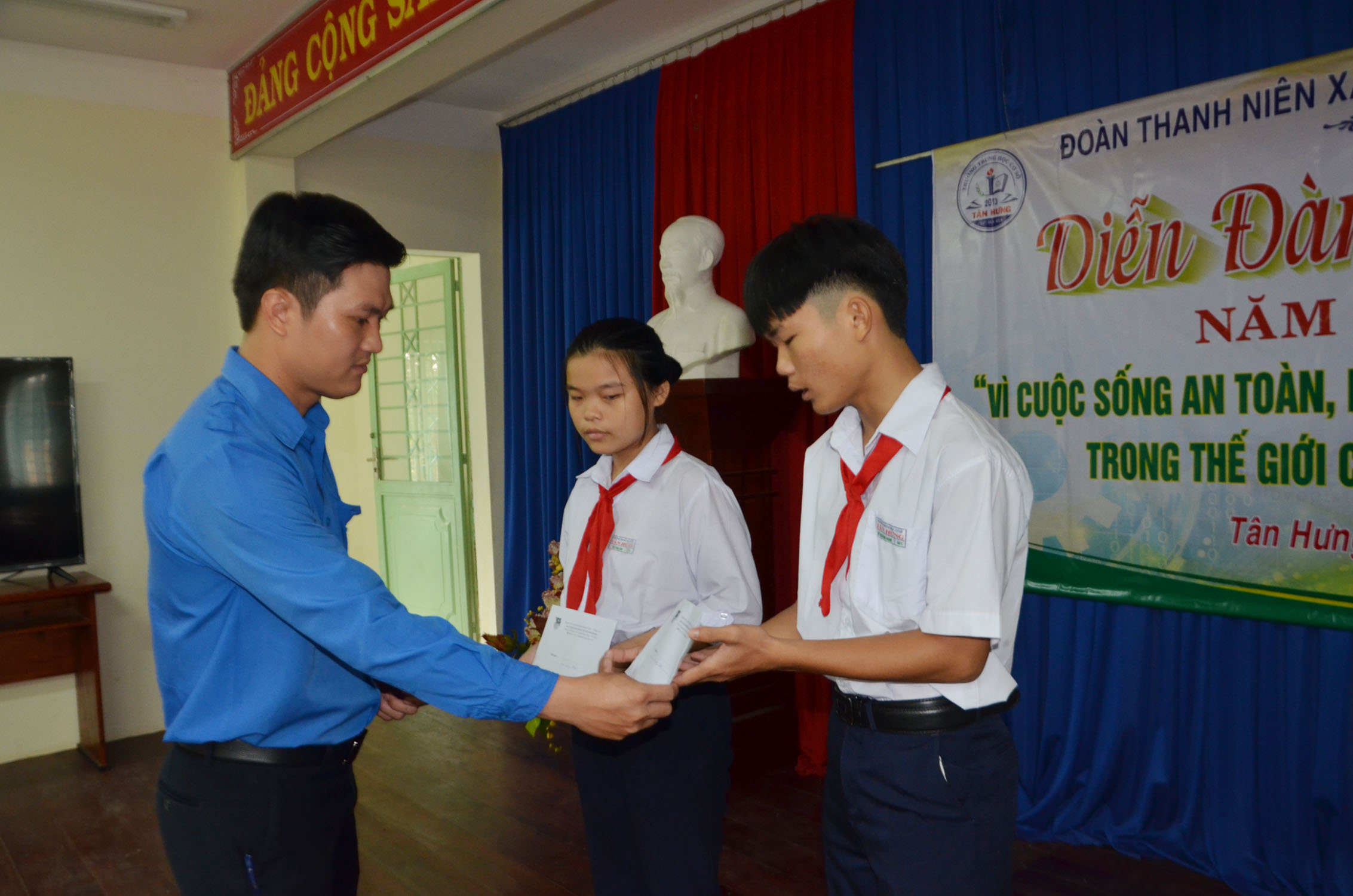 Anh Trần Thanh Tiến Đạt, Phó Bí thư Thành Đoàn Bà Rịa tặng quà, học bổng cho 2 HS: Đỗ Hoàng Nam, Đỗ Thị Lan (HS lớp 9A1, Trường THCS Tân Hưng, TP.Bà Rịa).