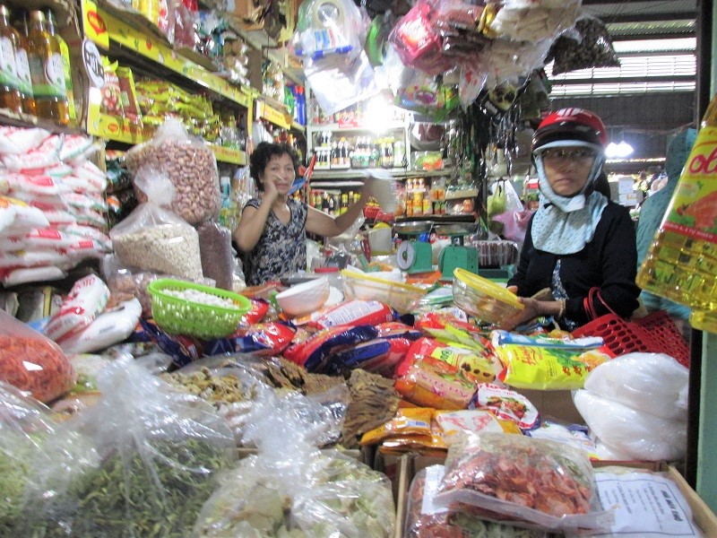 Cửa hàng thực phẩm khô tại chợ 5 tầng Vũng Tàu đã dự trữ nguồn hàng phục vụ Tết.