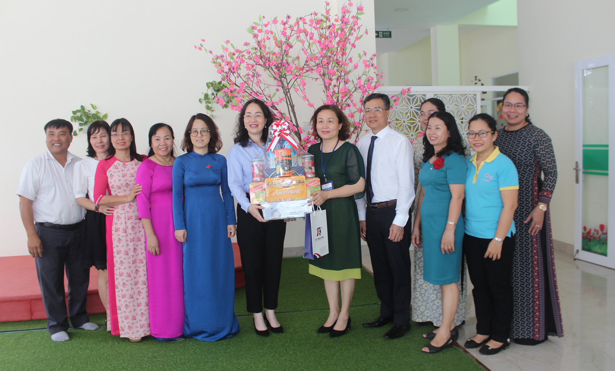 Bà Trần Thị Ngọc Châu, Giám đốc Sở GD-ĐT chúc Tết Trung tâm hỗ trợ phát triển giáo dục hòa nhập Phước An (TP. Vũng Tàu). Ảnh: KHÁNH CHI