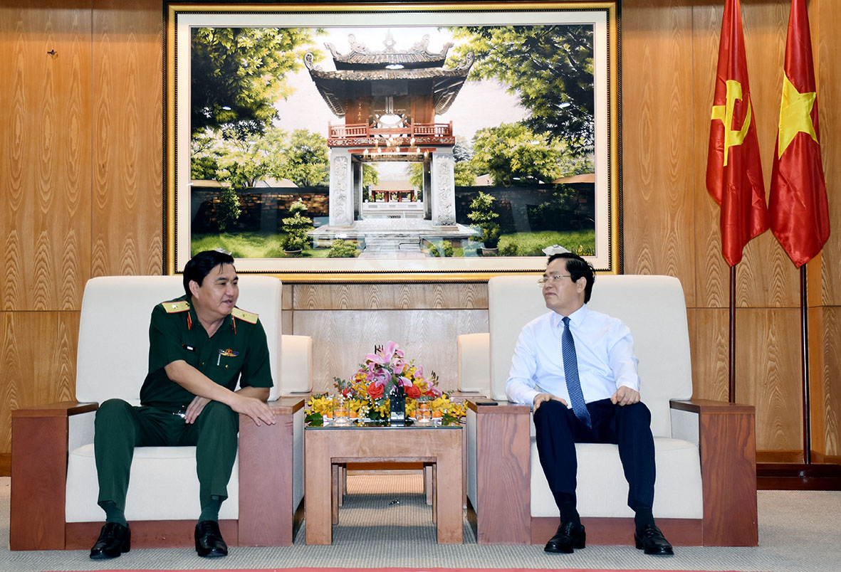 Ông Phạm Viết Thanh, Ủy viên Trung ương Đảng, Bí thư Tỉnh ủy trao đổi với Thiếu tướng Võ Văn Thi, Phó Tư lệnh Quân khu 7.