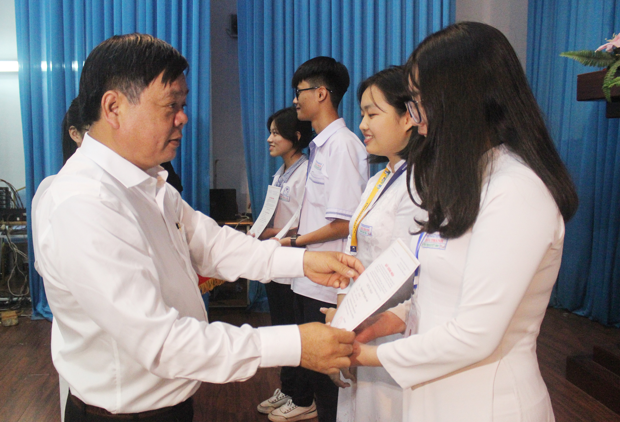 Ông Nguyễn Văn Ba, Phó Giám đốc Sở GD-ĐT trao Giấy chứng nhận cho các dự án đạt giải Nhất cuộc thi Khoa học kỹ thuật cấp tỉnh dành cho HS trung học. 