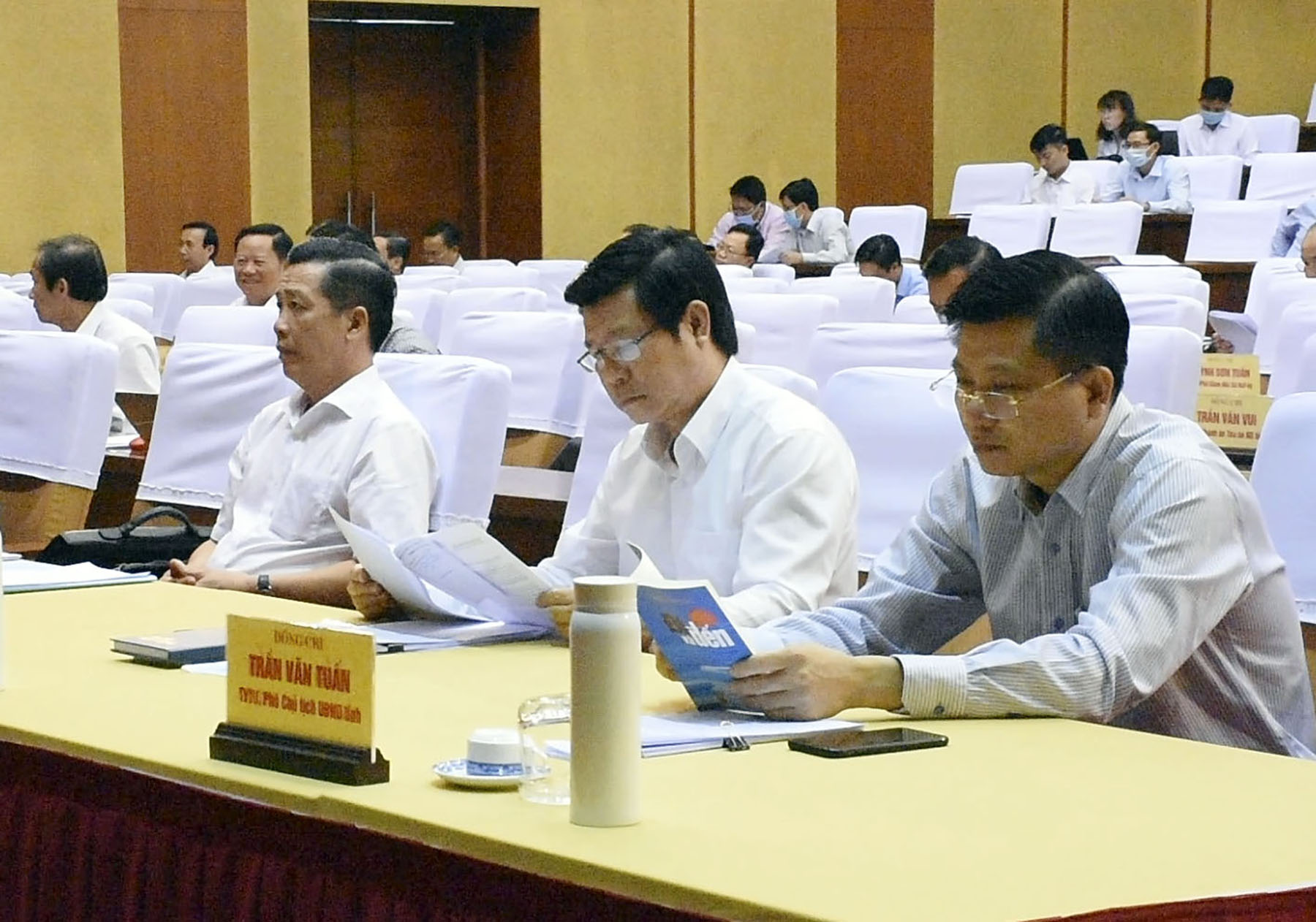 Cán bộ, đảng viên dự Hội nghị tổng kết, sơ kết các chỉ thị, nghị quyết về công tác Đảng vào cuối năm 2020. Ảnh: TRẦN TRÀ
