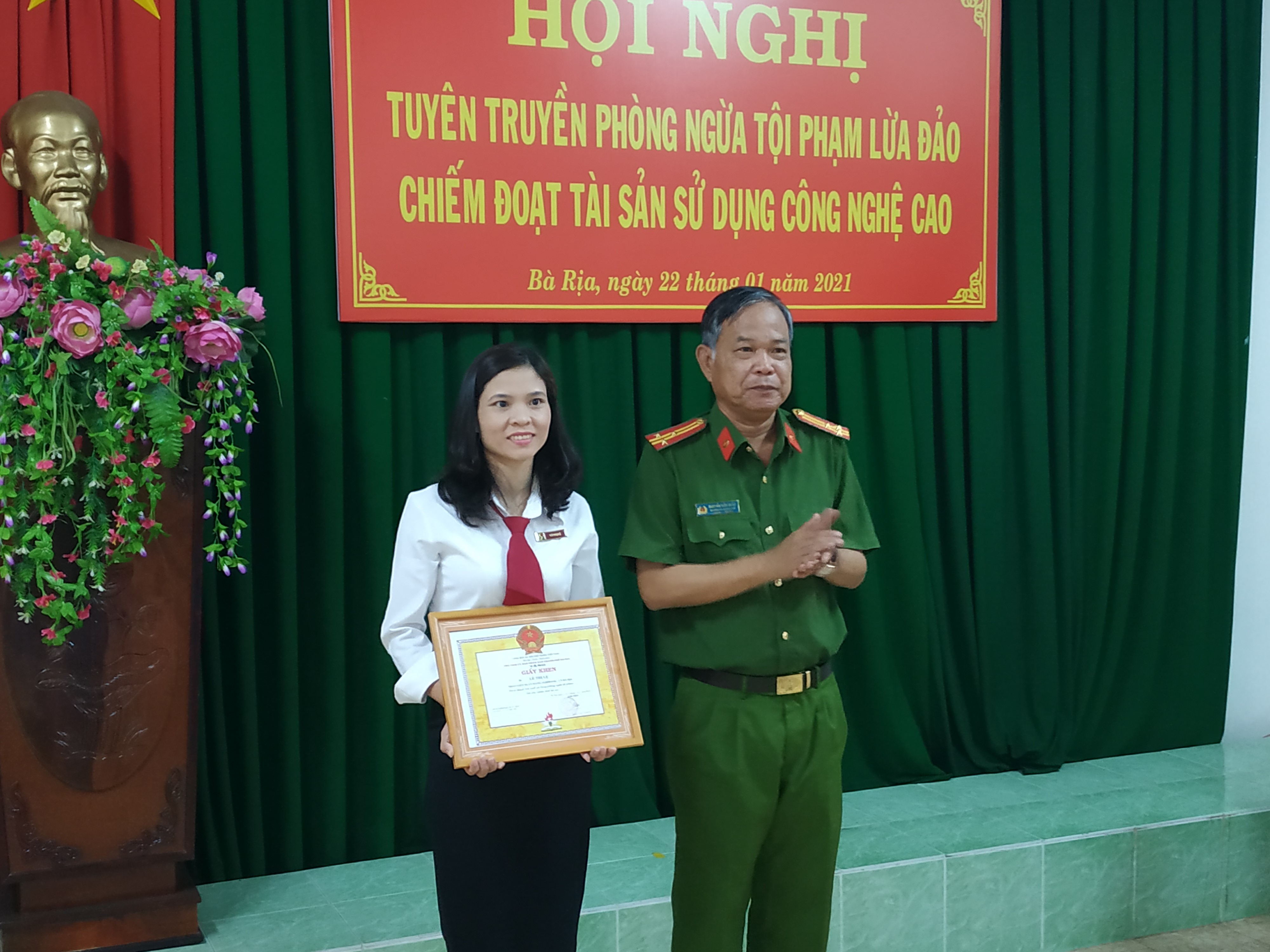 Trao giấy khen của UBND TP. Bà Rịa cho chị Lê Thị Lệ, nhân viên Ngân hàng Agribank tỉnh Bà Rịa - Vũng Tàu. Ảnh: CÔNG HOAN