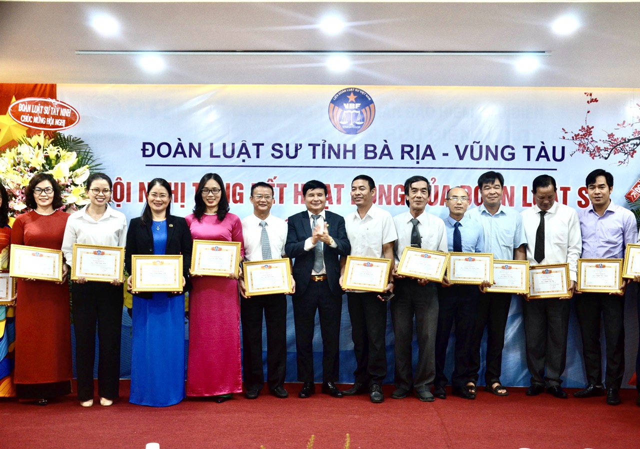 Luật sư Trương Xuân Tám, Chủ nhiệm Đoàn Luật sư tỉnh trao Giấy khen cho các cá nhân có thành tích xuất sắc trong xây dựng Đoàn Luật sư và hoạt động hành nghề luật sư năm 2019-2020.