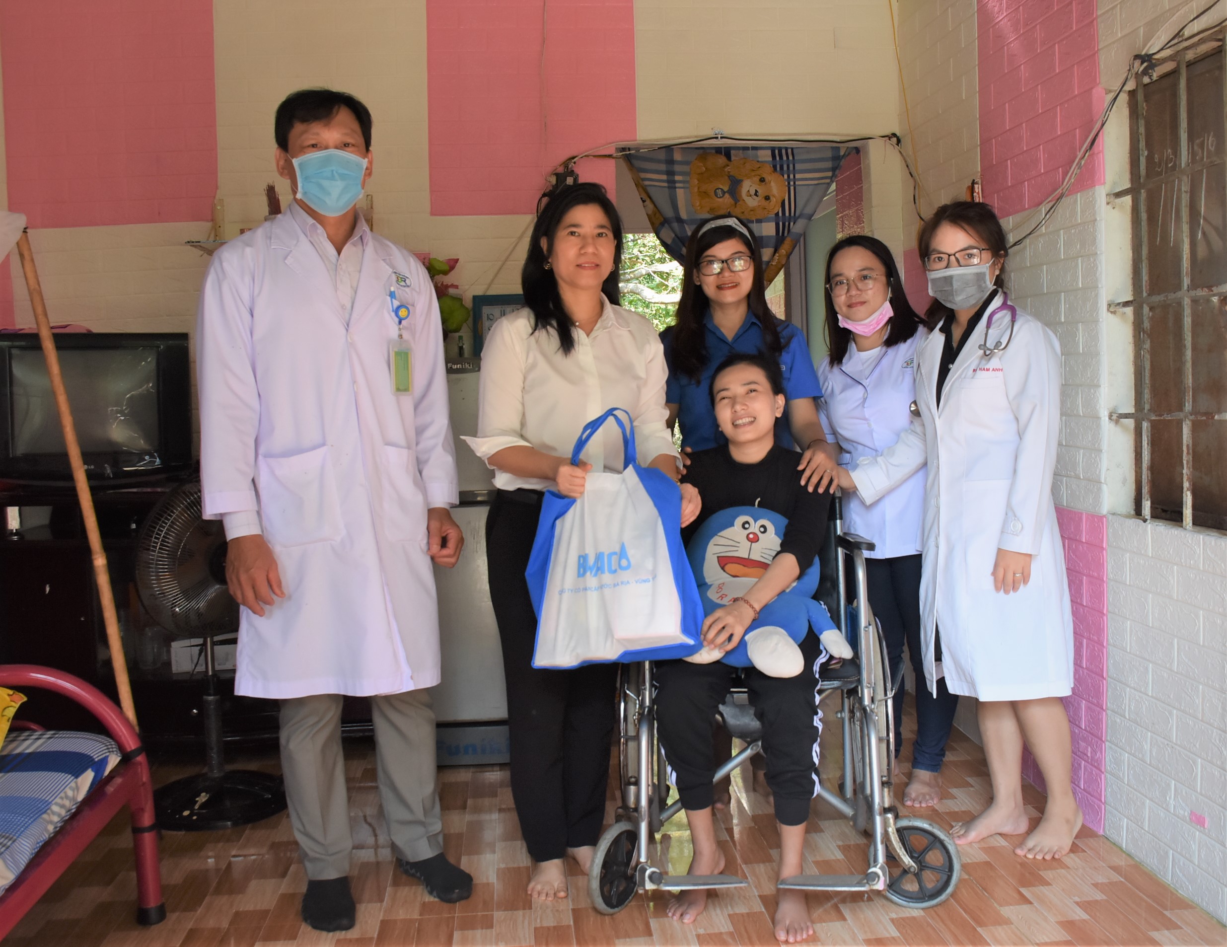 Đại diện Báo Bà Rịa-Vũng Tàu trao quà Tết của Công ty CP Cấp nước  BR-VT cho em Đào Thị Thi (thôn Sông Xoài 3, xã Láng Lớn).