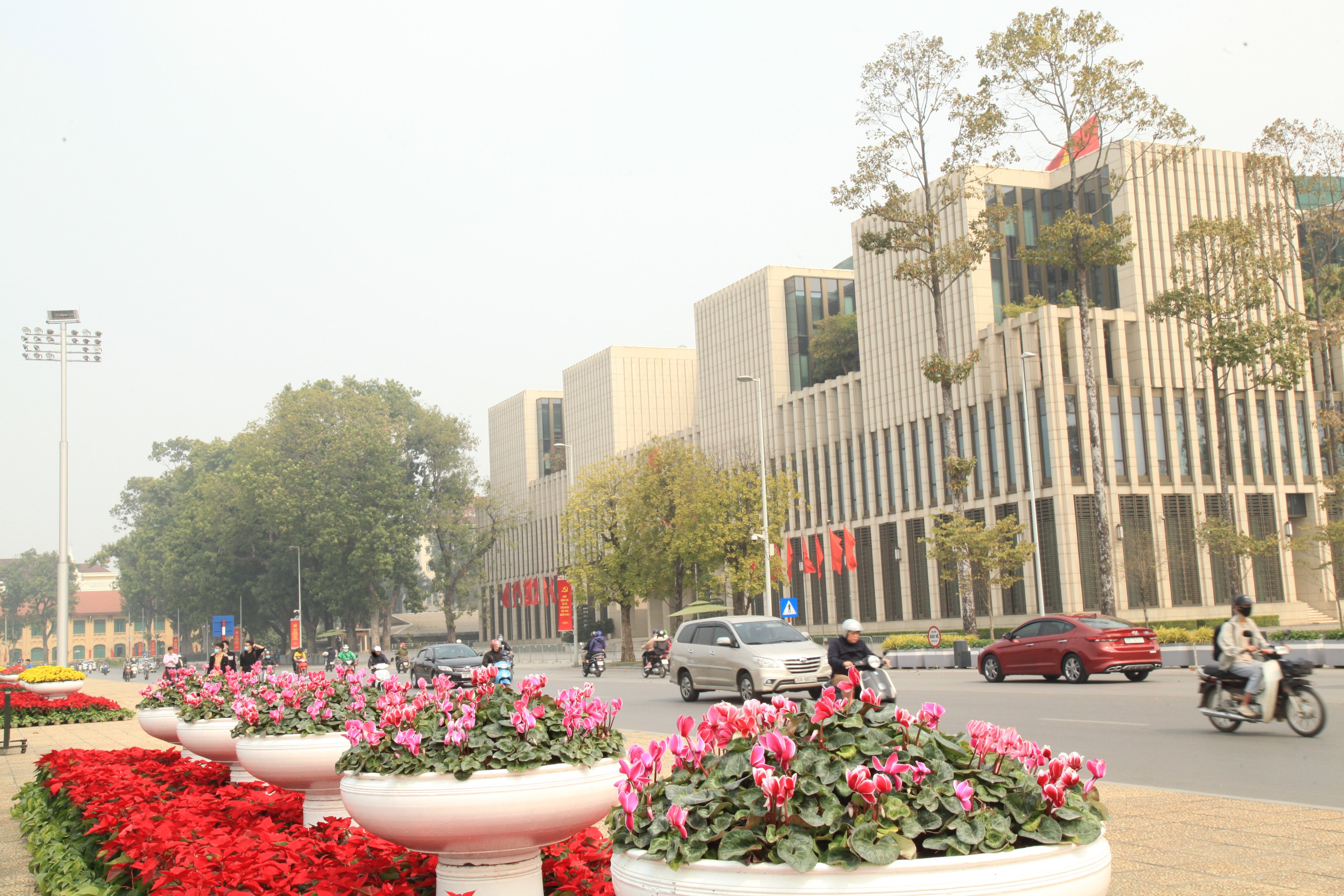 Đường phố Thủ đô Hà Nội rực rỡ cờ hoa chào mừng Đại hội Đại biểu toàn quốc lần thứ XIII của Đảng. Ảnh: NGUYỄN ĐỨC
