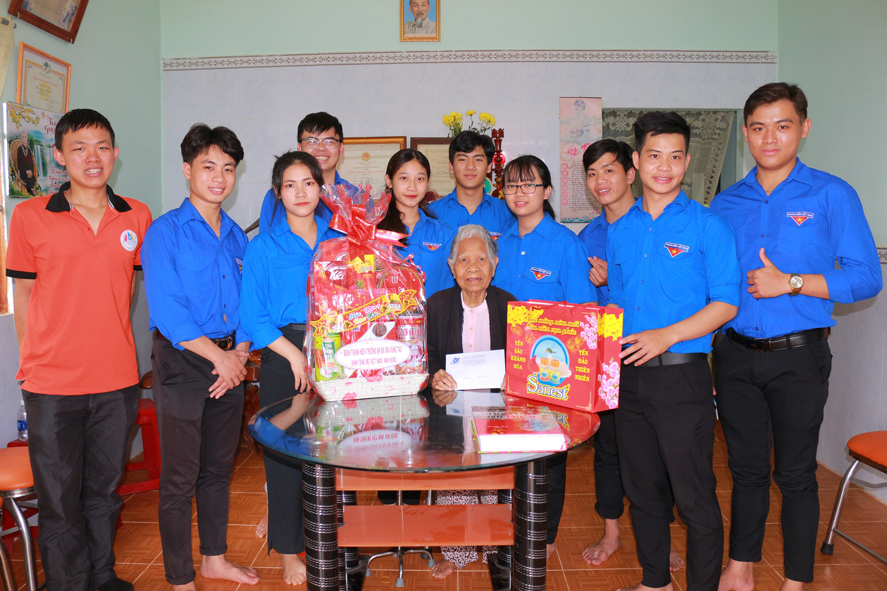 ĐVTN tặng quà Mẹ VNAH Dương Thị Đành (xã Hắc Dịch, TX.Phú Mỹ).