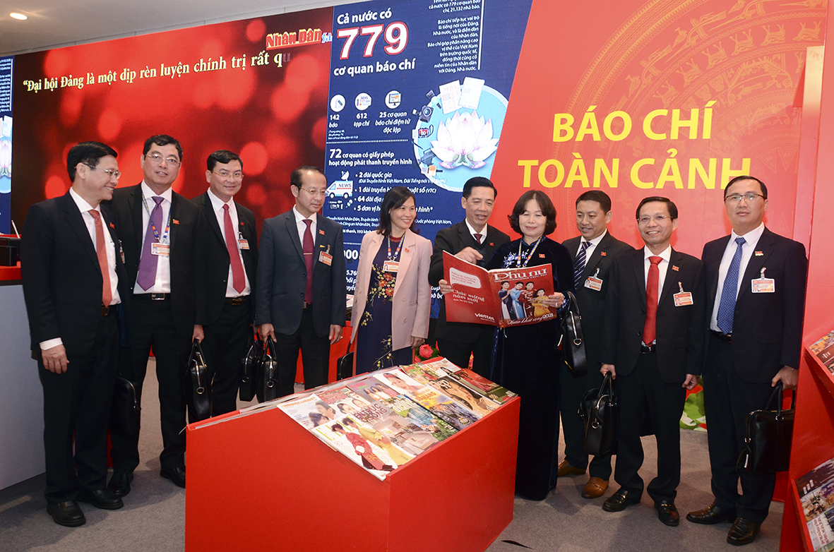 Đoàn Đại biểu Đảng bộ tỉnh Bà Rịa-Vũng Tàu tham quan khu trưng bày Toàn cảnh báo chí tại Trung tâm Hội nghị Quốc gia. Ảnh: NGUYỄN ĐỨC