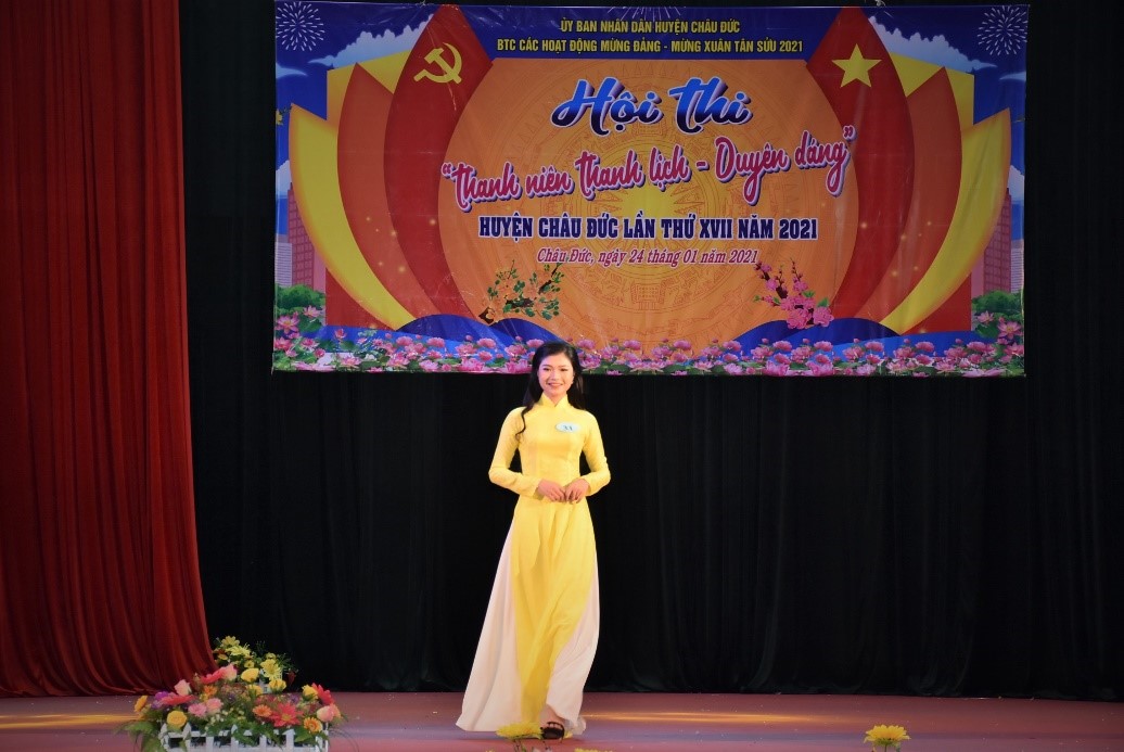 Thí sinh trình diễn trang phục áo dài truyền thống.