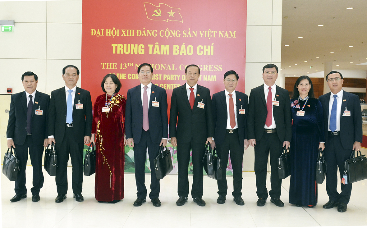 Đồng chí Phạm Viết Thanh, Ủy viên Trung ương Đảng, Bí thư Tỉnh ủy, Trưởng Đoàn Đại biểu Đảng bộ tỉnh BR-VT; đồng chí Nguyễn Thị Yến, Phó Bí thư Thường trực Tỉnh ủy, Phó Trưởng Đoàn Đại biểu Đảng bộ tỉnh BR-VT; đồng chí Nguyễn Văn Thọ, Phó Bí thư Tỉnh ủy, Chủ tịch UBND tỉnh và các đại biểu Đoàn Bà Rịa-Vũng Tàu chụp hình lưu niệm trước khi vào dự phiên khai mạc Đại hội. Ảnh: NGUYỄN ĐỨC