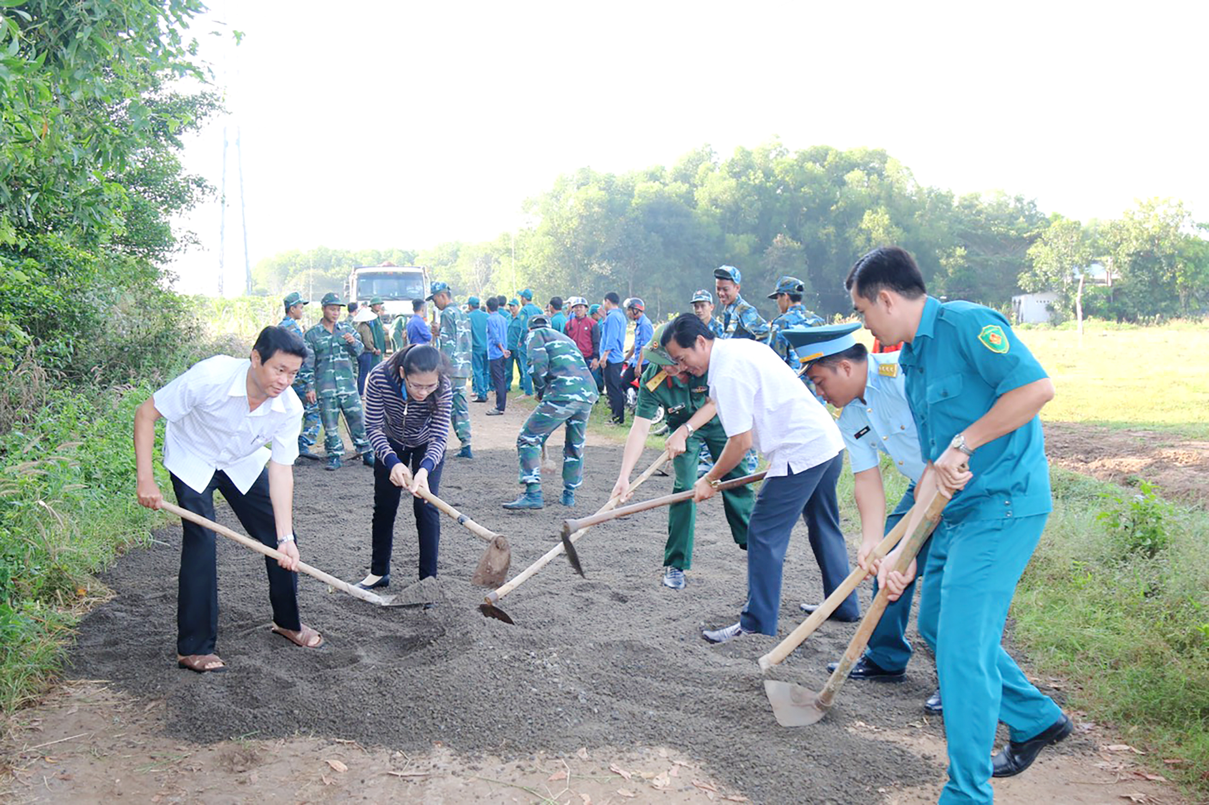 Lực lượng vũ trang huyện Đất Đỏ và nhân dân xã Phước Long Thọ tham gia rải đá trên tuyến đường dài 1.000m, rộng 2,5m tại ấp Phước Sơn, xã Phước Long Thọ, huyện Đất Đỏ. Ảnh: MINH NHÂN