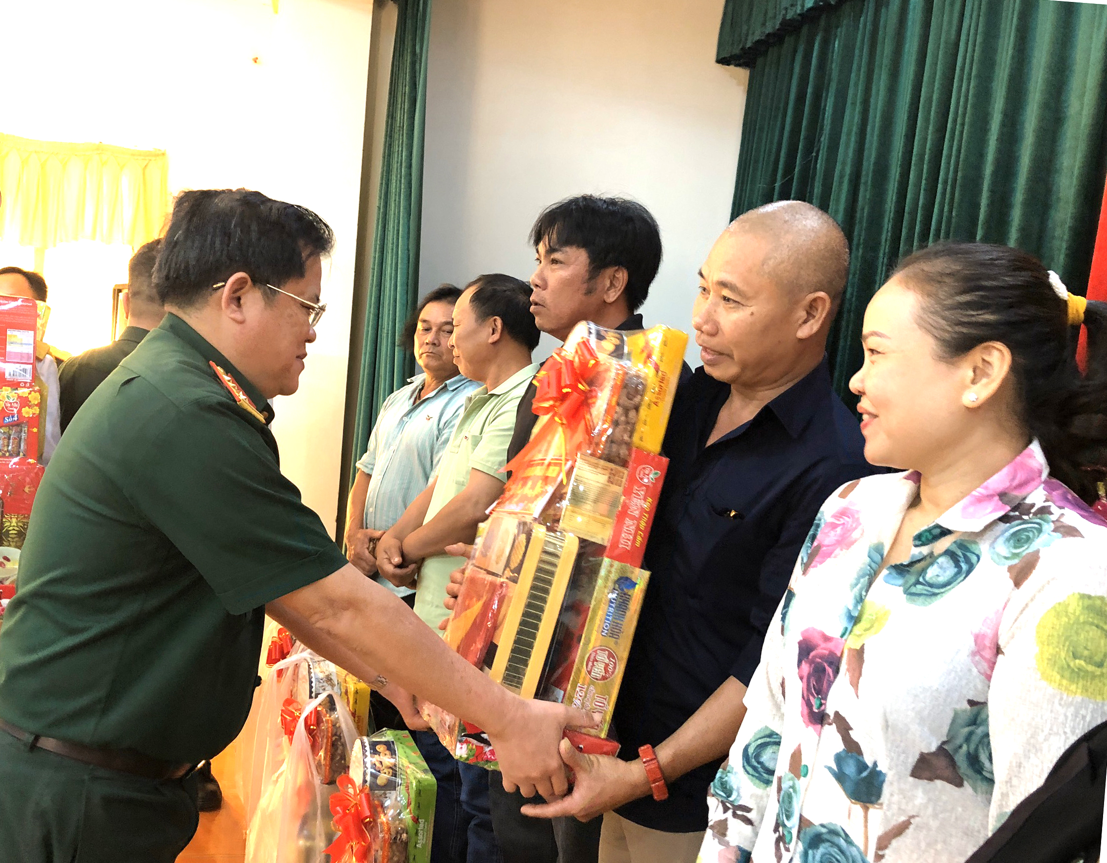 Đại tá Nguyễn Tâm Hùng, Phó Chỉ huy trưởng, Tham mưu trưởng Bộ CHQS tỉnh tặng quà các chủ phương tiện tàu cá đăng ký tham gia bảo vệ chủ quyền, quyền chủ quyền các vùng biển Việt Nam trên địa bàn TP.Vũng Tàu.