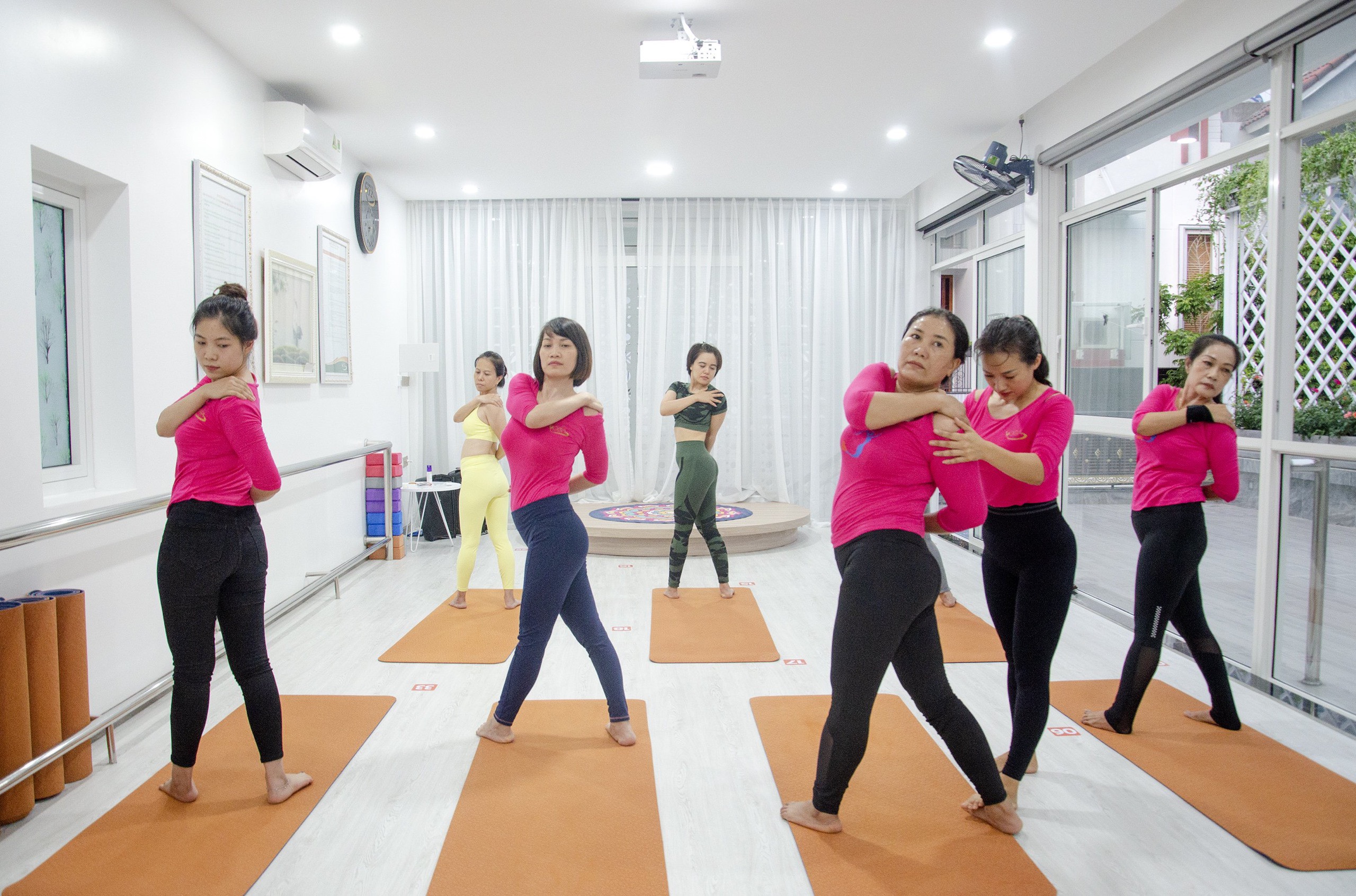 Một buổi tập của các học viên tại Trung tâm Mermaid yoga.