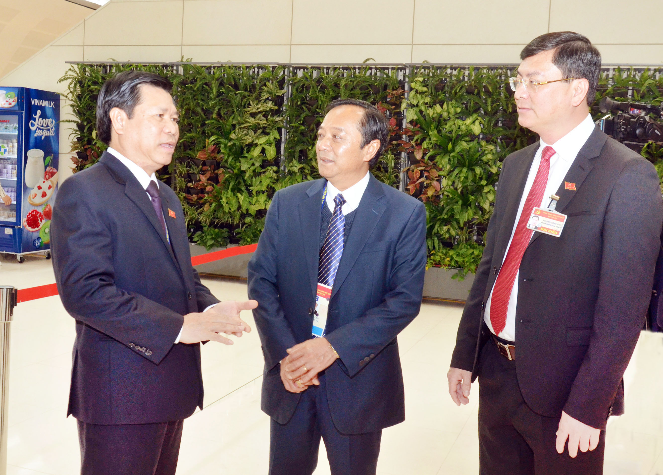 Đồng chí Nguyễn Văn Xinh (bìa trái), Ủy viên Ban Thường vụ, Trưởng Ban Tuyên giáo Tỉnh ủy và đồng chí Nguyễn Công Vinh (bìa phải), Phó Chủ tịch UBND tỉnh và đại biểu trao đổi bên lề phiên khai mạc. Ảnh: NGUYỄN ĐỨC