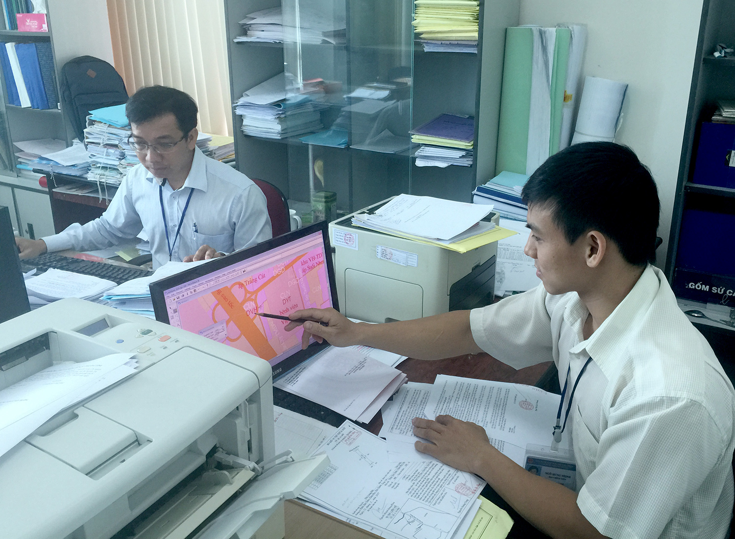Nhờ ứng dụng CNTT trong việc giải quyết thủ tục đất đai nên tỷ lệ hồ sơ trễ hẹn của ngành TN-MT đã giảm. Trong ảnh: Nhân viên Văn phòng Đăng ký quyền sử dụng đất tra cứu thông tin đất đai trên ứng dụng.