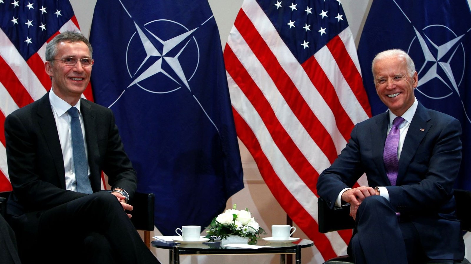 Ông Joe Biden và ông Jens Stoltenberg trong cuộc gặp tại Munich hồi năm 2015.