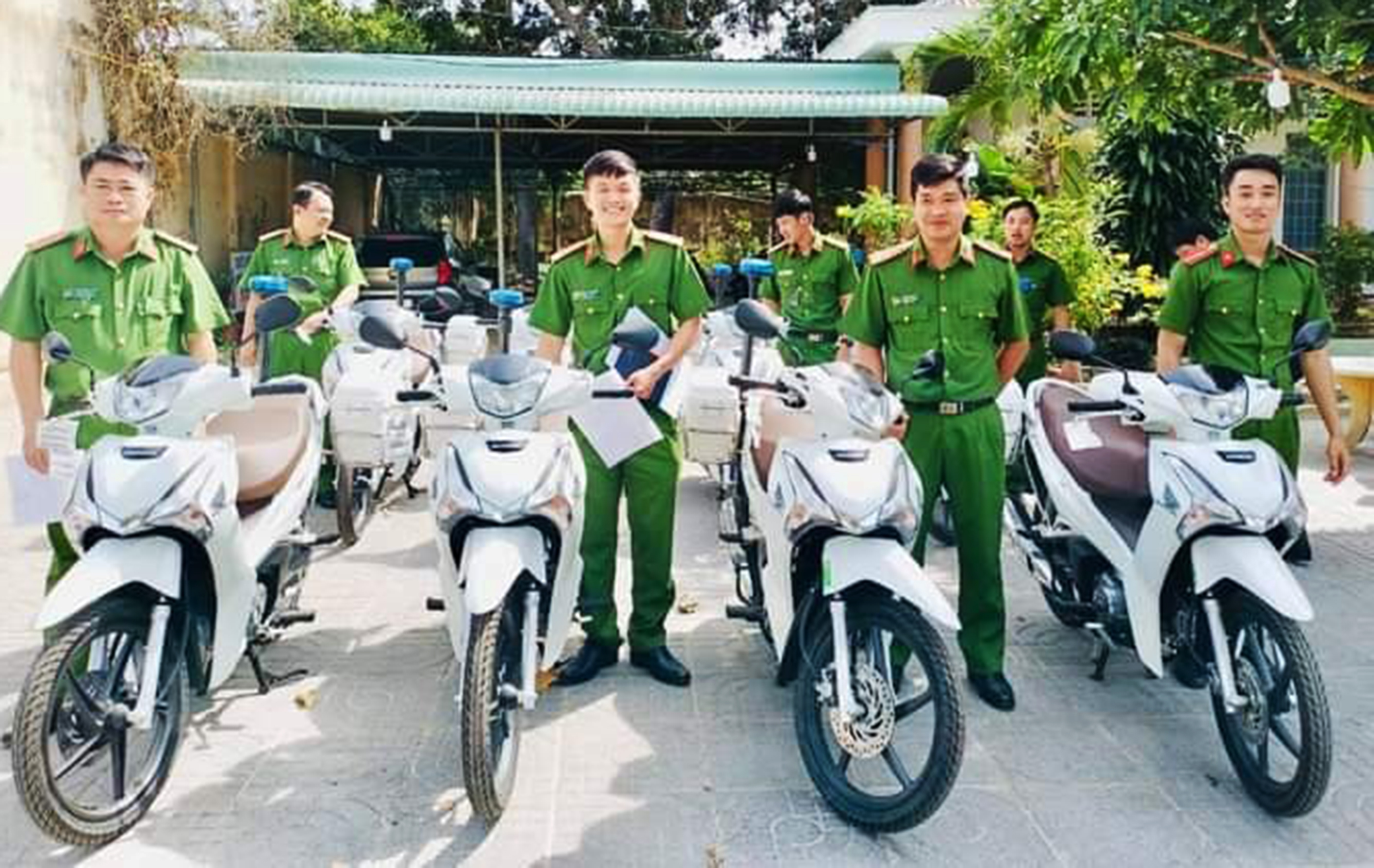 Lực lượng công an xã, thị trấn trên địa bàn huyện Đất Đỏ nhận bàn giao xe. 