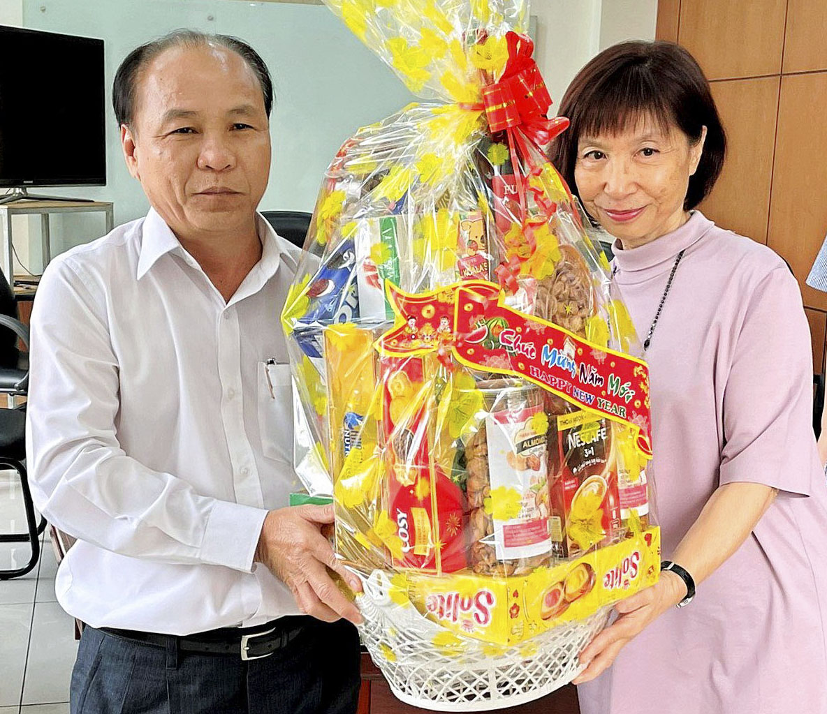 Ông Nguyễn Văn Việt, Bí thư Huyện ủy Châu Đức tặng quà Tết cho lãnh đạo Công ty TNHH MeiSheng Textiles Việt Nam (TT. Ngãi Giao).