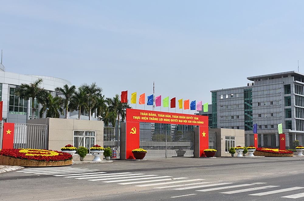 Trung tâm hành chính tỉnh rực rỡ cờ, hoa mang biểu tượng cờ đỏ, búa liềm vàng của Đảng. Hơn 2.000 chậu hoa, cây xanh được TP.Bà Rịa lắp đặt trang trí ngay tại cổng của trung tâm này.