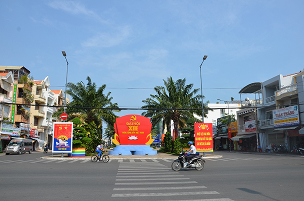 Tuyến đường Trưng Trắc (phường 1, TP.Vũng Tàu) sạch thoáng, tươi mới hơn với những tấm pano, biểu tượng màu đỏ, chữ vàng chào mừng Đại hội Đảng toàn quốc lần thứ XIII.