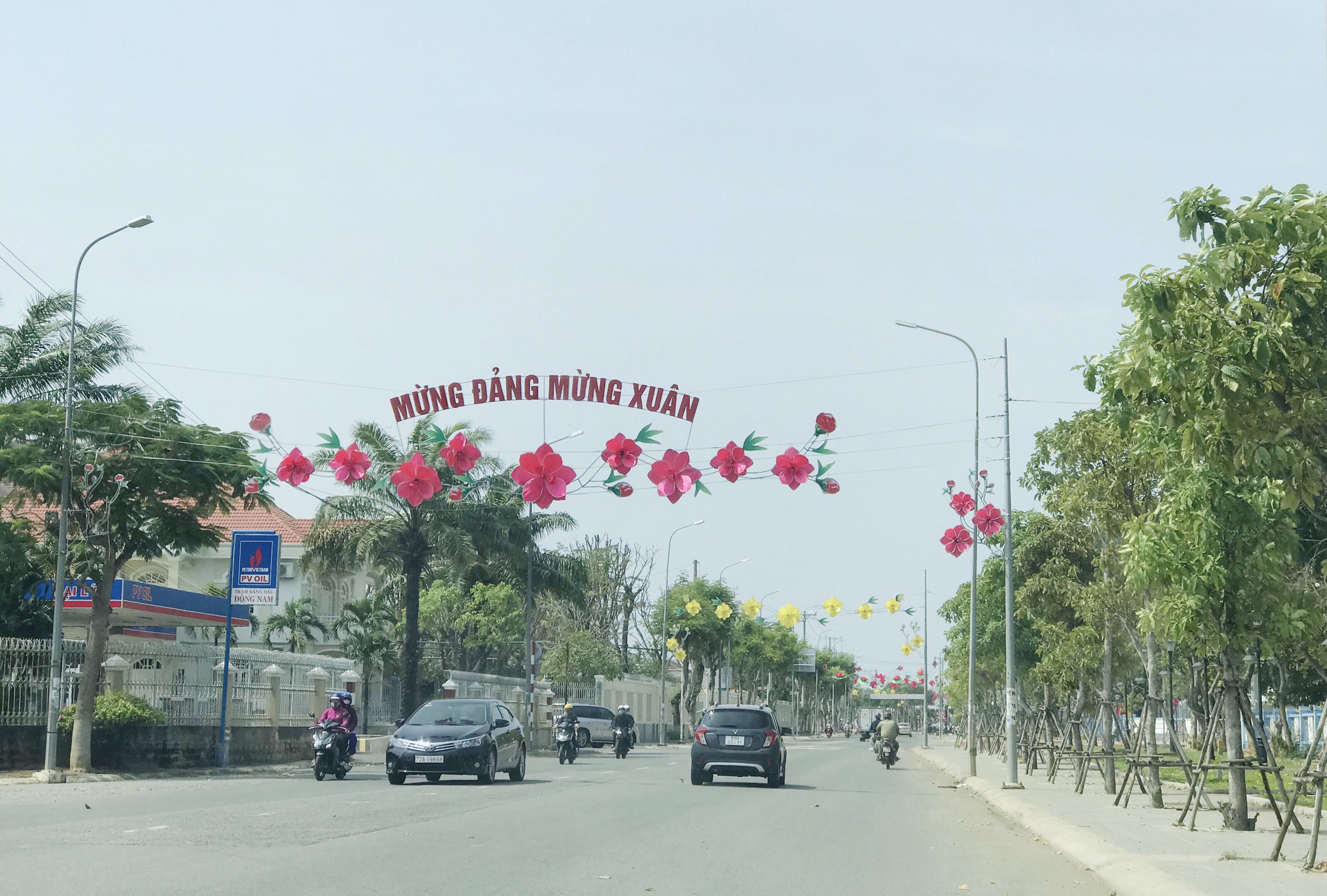 Tuyến đường Võ Thị Sáu, huyện Long Điền được trang trí hoa đào, mai khoe sắc chào mừng Đại hội Đảng toàn quốc lần thứ XIII và đón xuân mới.