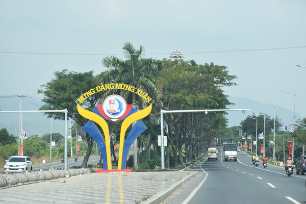 Biểu tượng chào mừng Đại hội Đảng toàn quốc lần thứ XIII được lắp đặt ngay tại Khu vực chân cầu Cỏ May, Quốc lộ 51, TP.Bà Rịa