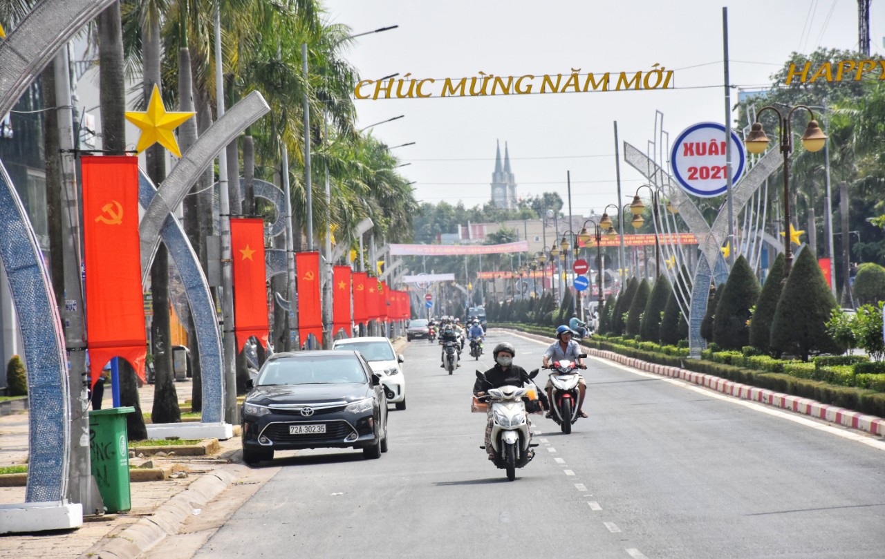 Tuyến đường Cách mạng Tháng Tám, TP.Bà Rịa được trang trí cờ, hoa tuyên truyền chào mừng Đại hội Đảng toàn quốc lần thứ XIII, kết hợp trang trí đèn nghệ thuật Mừng Đảng- Mừng Xuân. Ngoài tuyến đường này, TP.Bà Rịa còn đặt các tấm pano, trang trí cờ, hoa các điểm vòng xoay giao tiếp với các huyện, thành phố như: vòng xoay Long Toàn- Long Điền- Đất Đỏ, vòng xoay tuyến tránh Quốc lộ 56-Châu Đức, vòng xoay Bà Dụng-Phú Mỹ-Châu Đức, vòng xoay Long Hương-Phú Mỹ- TP. Hồ Chí Minh, vòng xoay coop.mark-TP.Vũng Tàu, đầu cầu Cỏ May, Công viên Bà Rịa và 2 cổng đường Trường Chinh. Bên cạnh đó, TP.Bà Rịa còn kết hợp trang trí đèn nghệ thuật.