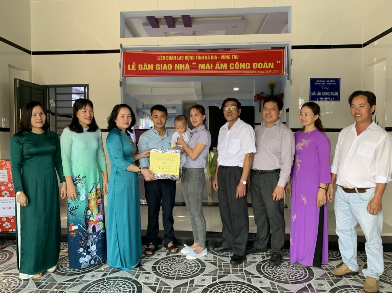 Đại diện LĐLĐ tỉnh tặng quà cho gia đình anh Trần Văn Hưng. Ảnh: HUYỀN TRANG
