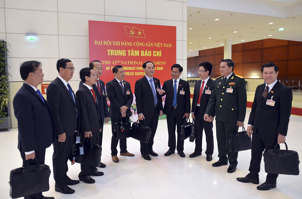 Các đại biểu Đảng bộ tỉnh Bà Rịa-Vũng Tàu trao đổi trước giờ vào dự Đại hội.