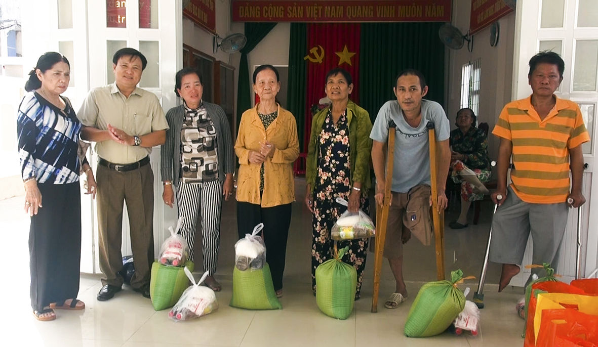 Chi bộ, Ban ấp Phước Hiệp, xã Phước Tỉnh (huyện Long Điền) trao quà Tết cho người nghèo, người khuyết tật trên địa bàn xã Phước Tỉnh.