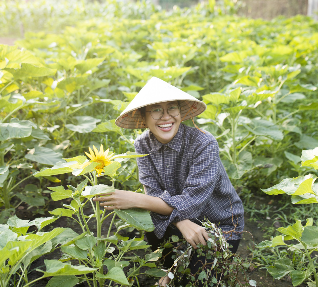 Nguyễn Kim bên khu vườn cổ tích của mình. 